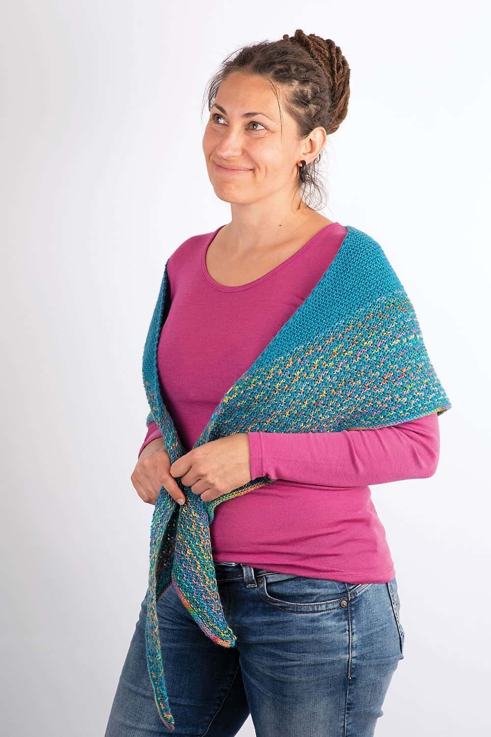 türkises Tuch als Beispielprojekt für Buch ,,Shawls" von Frau mit pinkem Shirt getragen, von vorne