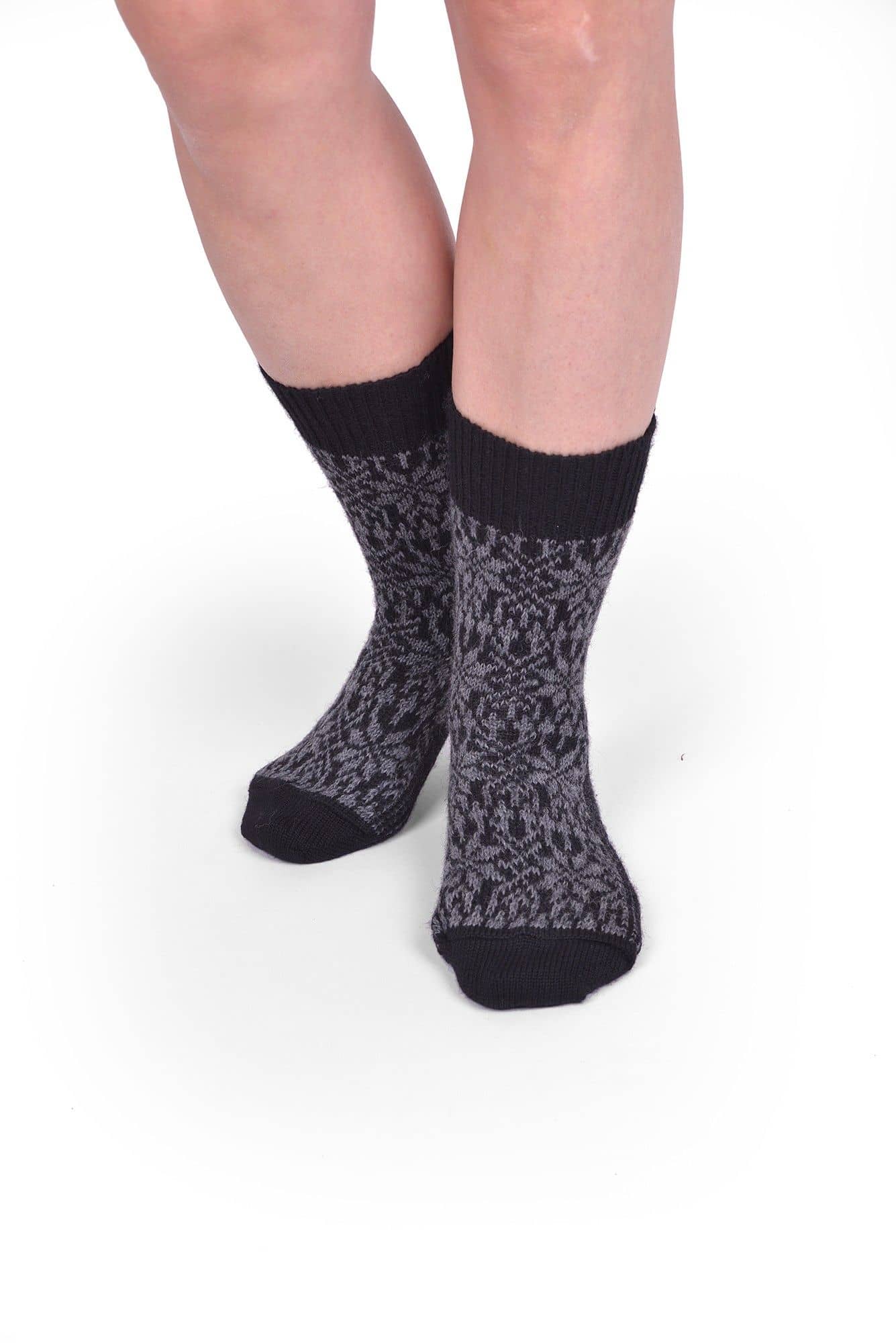 schwarz graue Socken mit Norwegermuster aus bio Wolle (kbT) und Seide, getragen von vorne