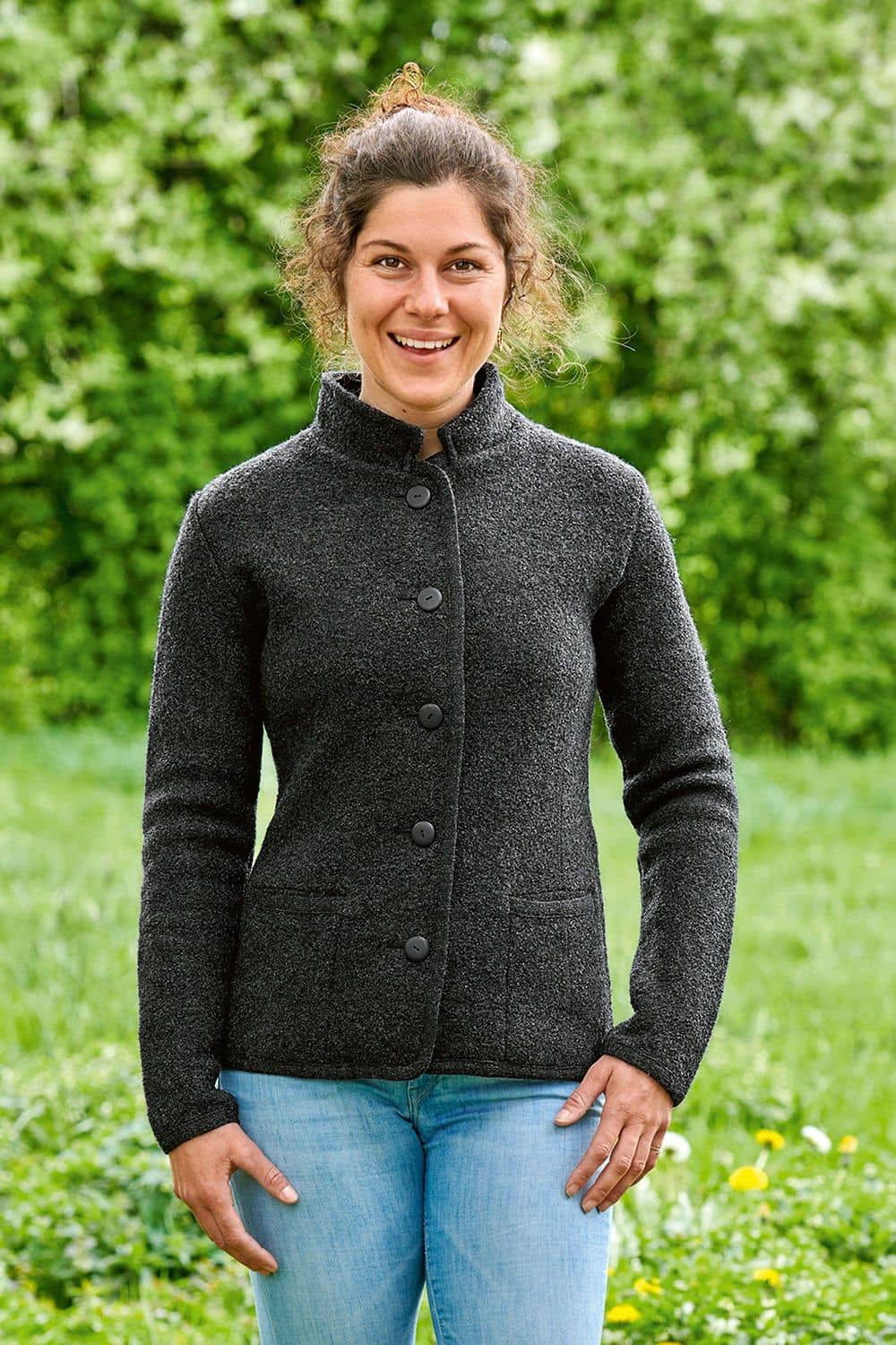 Frau steht draußen mit anthrazitfarbenem Woll Blazer aus bio Wolle (kbT) und Jeans