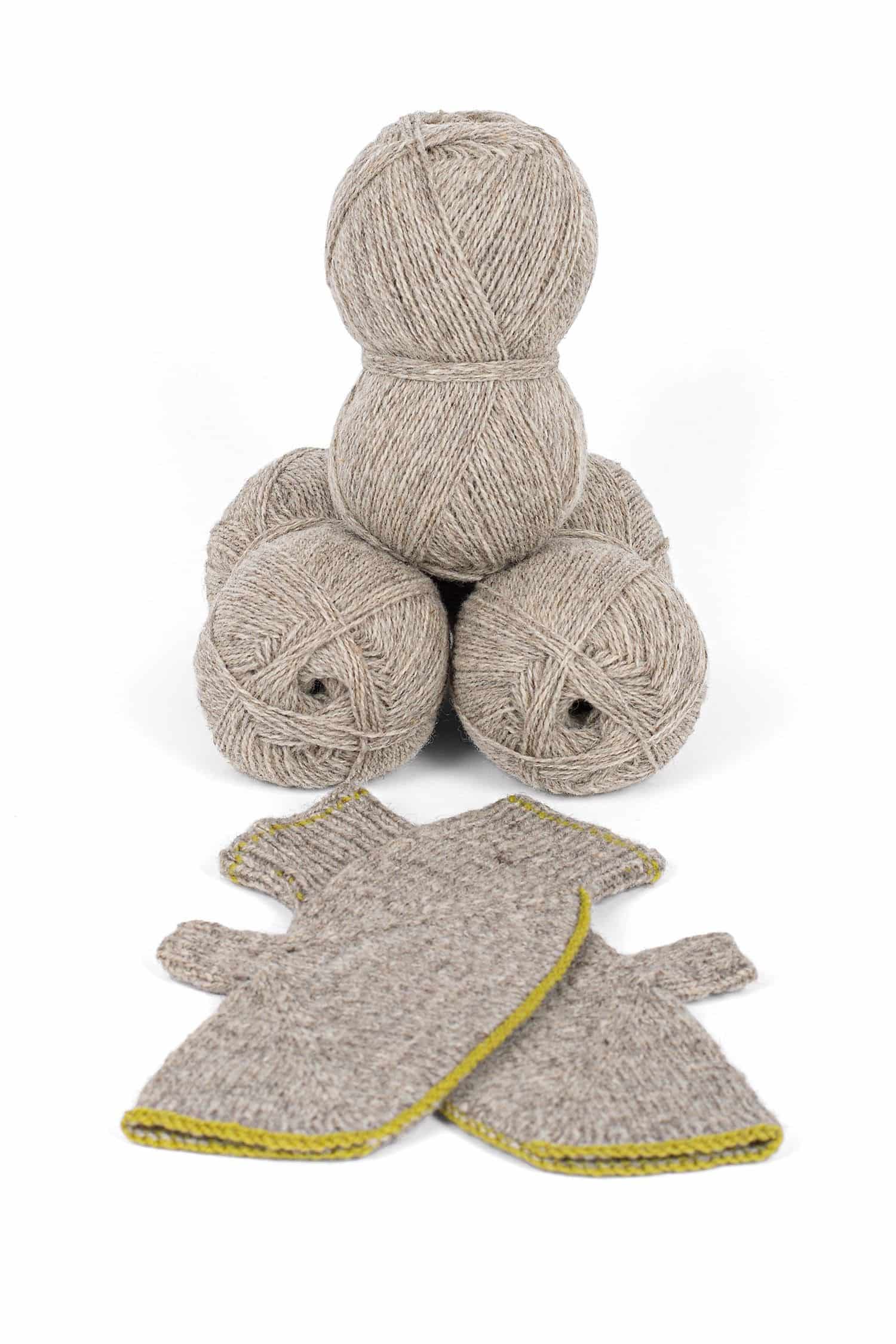 drei Knäule Finkhof Merinowolle aus bio Wolle (kbT) und japanischen Handschuhen