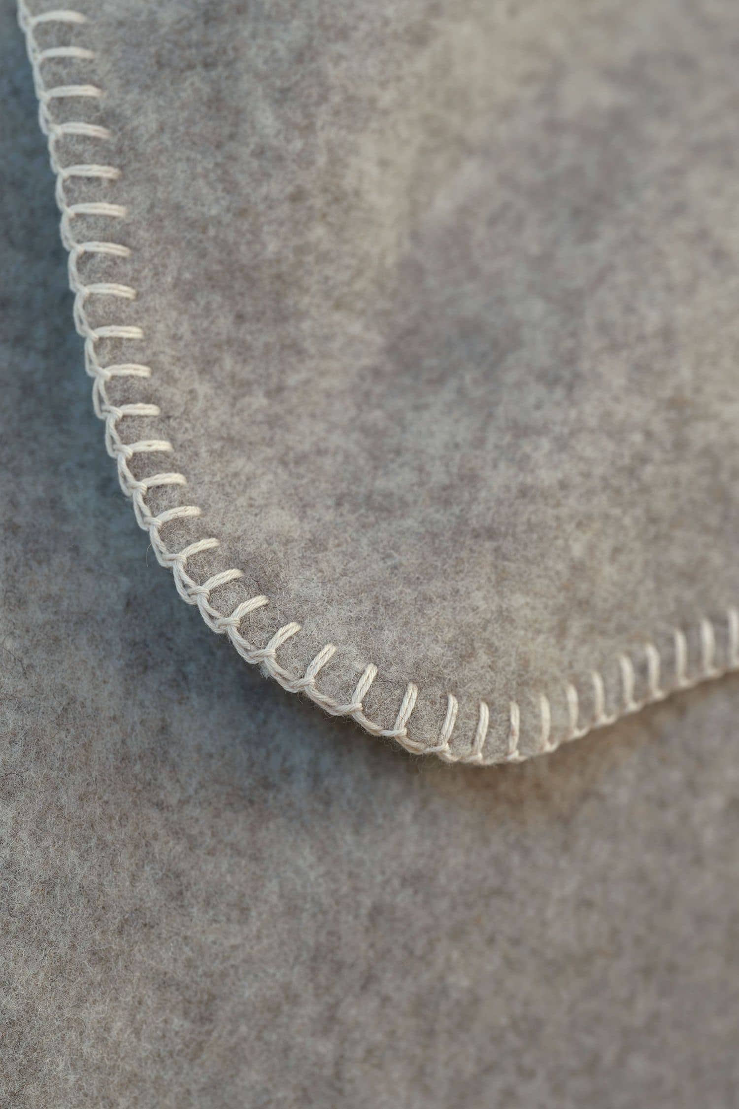 Saum der hellgrauen Wolldecke aus bio Merinowolle (kbT) vom Finkhof