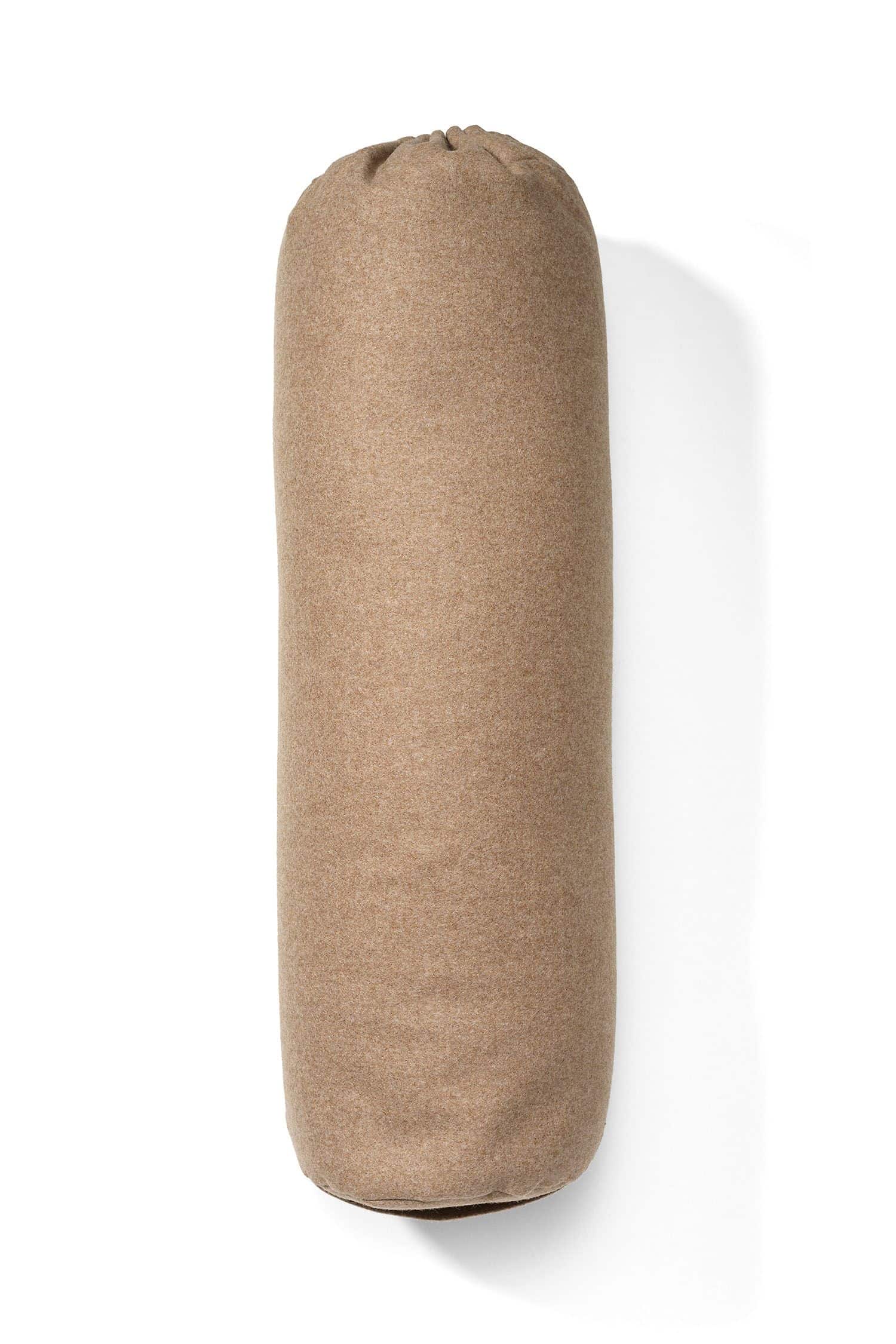 beige Meditationsrolle aus Loden mit Dinkelspelz gefüllt vom Finkhof, Freisteller