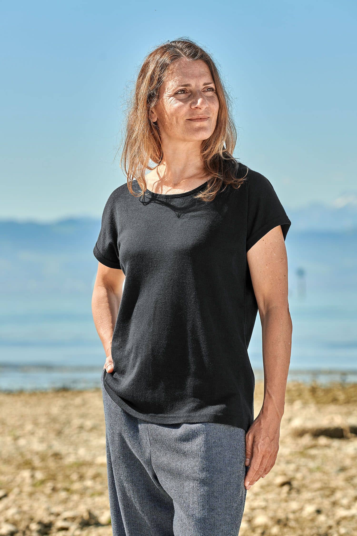 Frau trägt ein schwarzes Oversize Shirt aus bio Wolle (kbT) und Seide