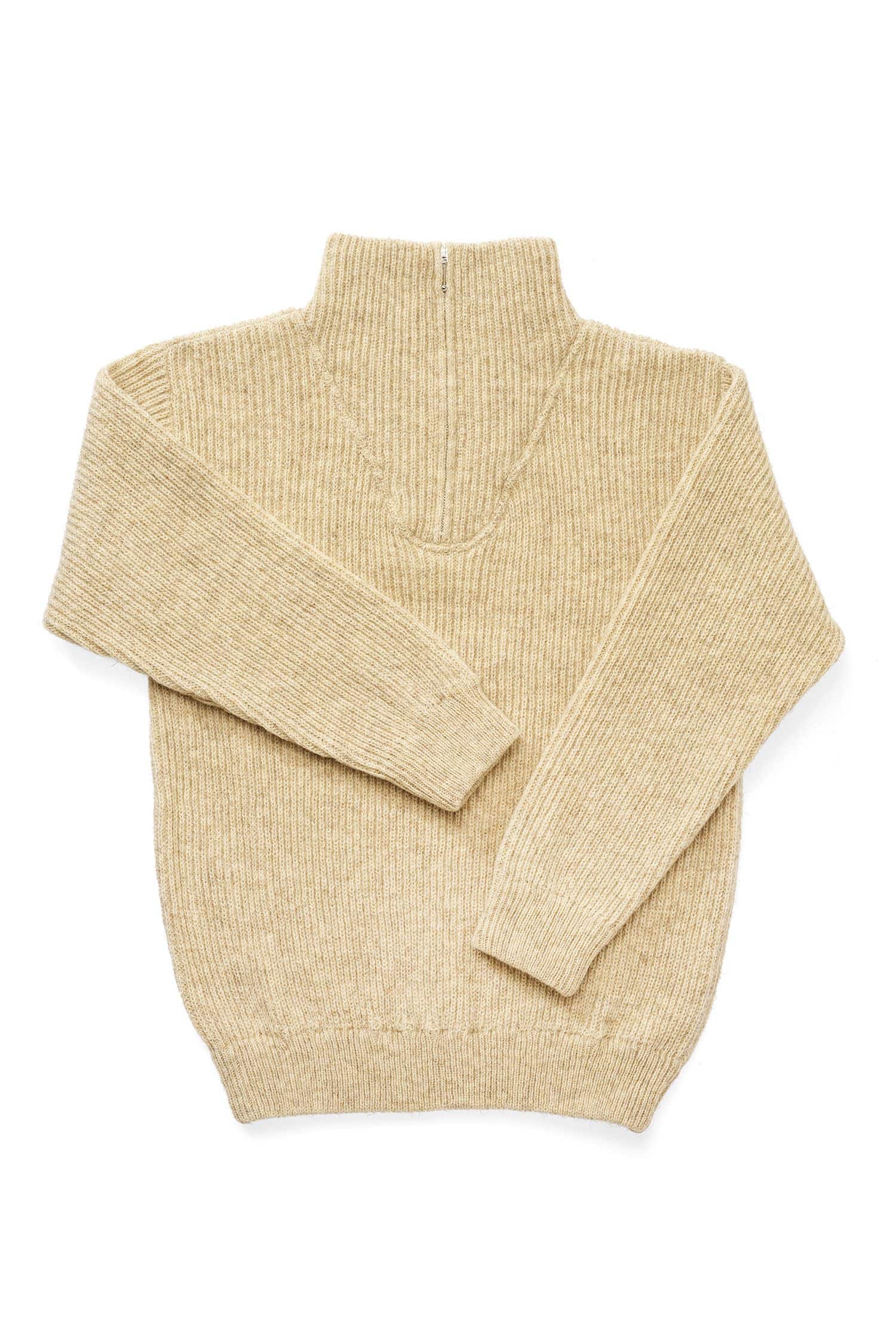 beiger Finkhof Troyer aus bio Wolle (kbT) vom Fuchsschaf, Freisteller