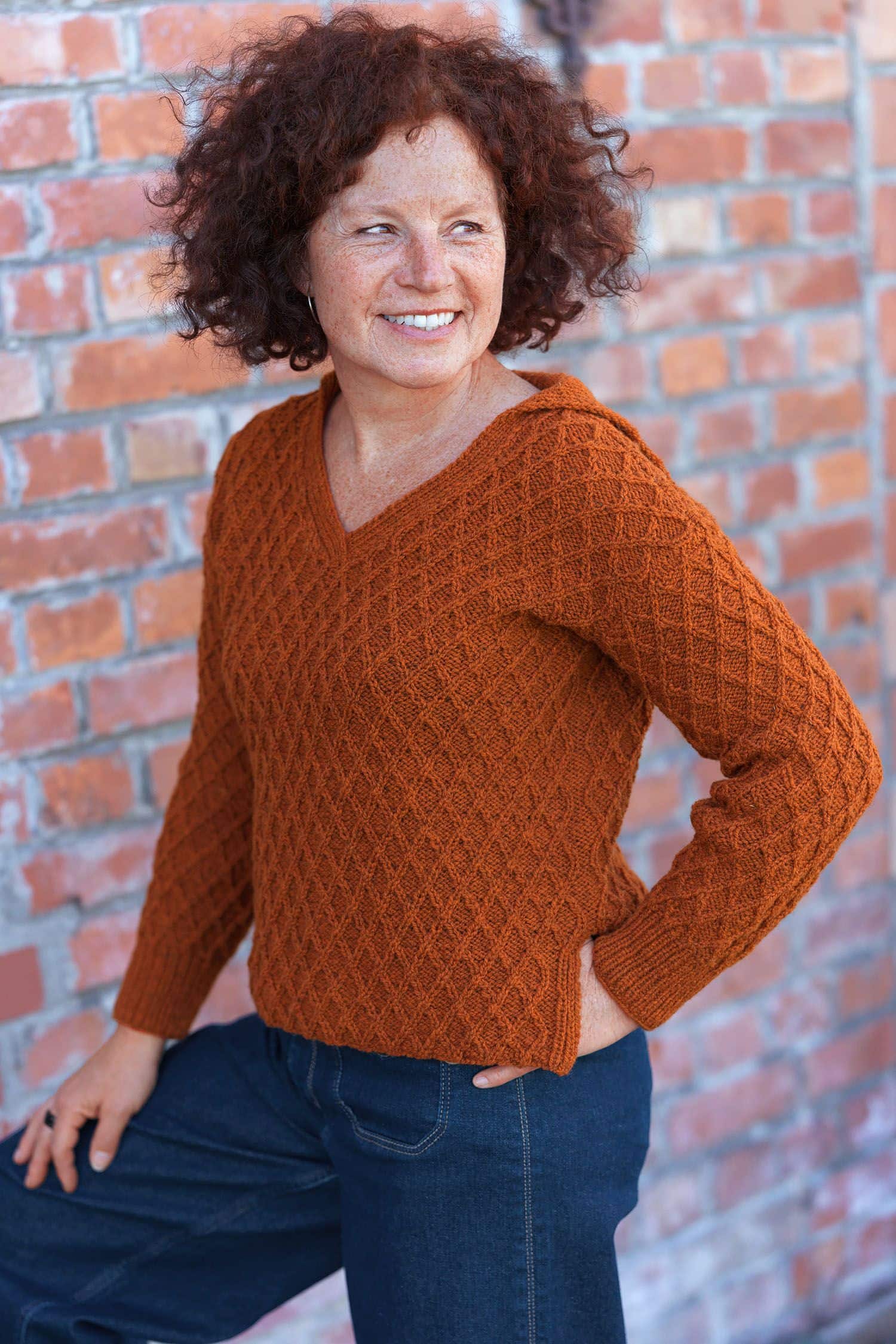 Frau trägt gestrickten Pulli als Beispiel aus dem Buch ,,Die Maschen und das Meer"
