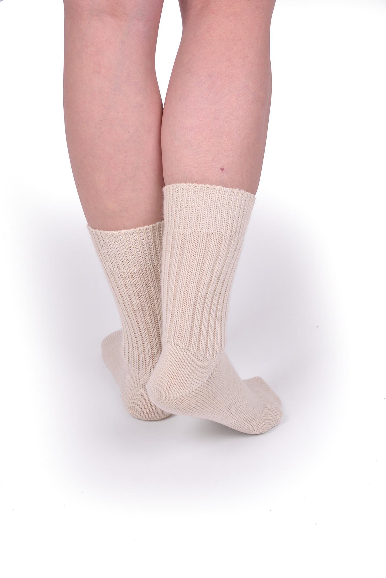 Mittlere Wollsocken aus reiner Bio-Schurwolle Rückansicht von naturweißen mittleren Wollsocken aus bio Wolle (kbT) vom Finkhof