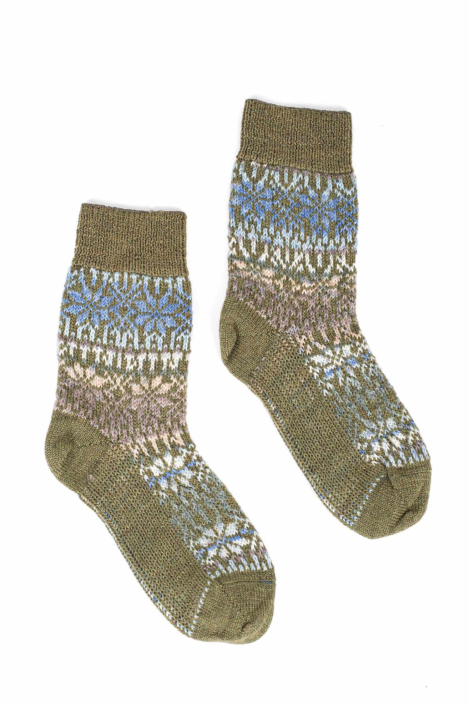 ein Paar olivegrüne Socken mit Norwegermuster aus bio Wolle (kbT) und Seide, Freisteller