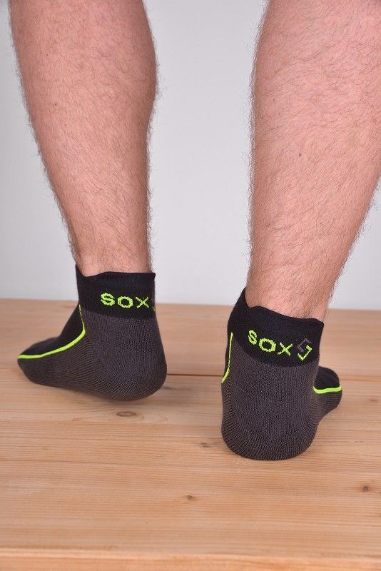 kurze grün/graue Sportsocken aus bio Baumwolle (kbA), Polyamid und Elasthan, getragen auf Holzboden von hinten