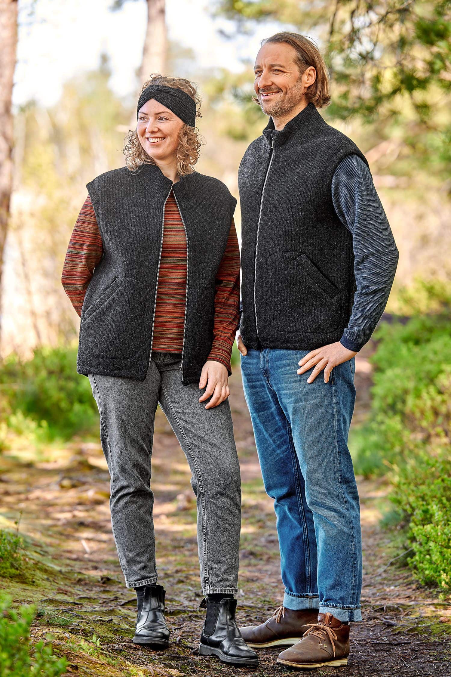 Finkhof-Wollwalkweste gefärbt Mann und Frau tragen ärmellose Wollwalkwesten aus bio Wolle (kbT) vom Finkhof in anthrazitgrau