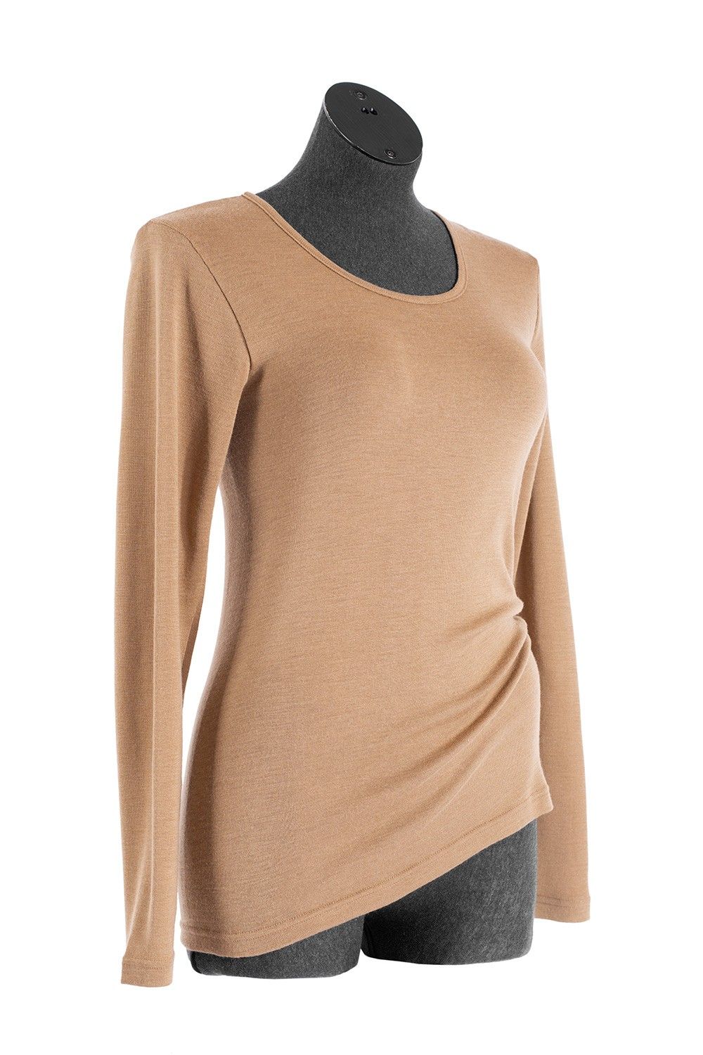 walnussbraunes unifarbiges Langarmshirt aus bio Wolle (kbT) und Seide an Schneiderpuppe