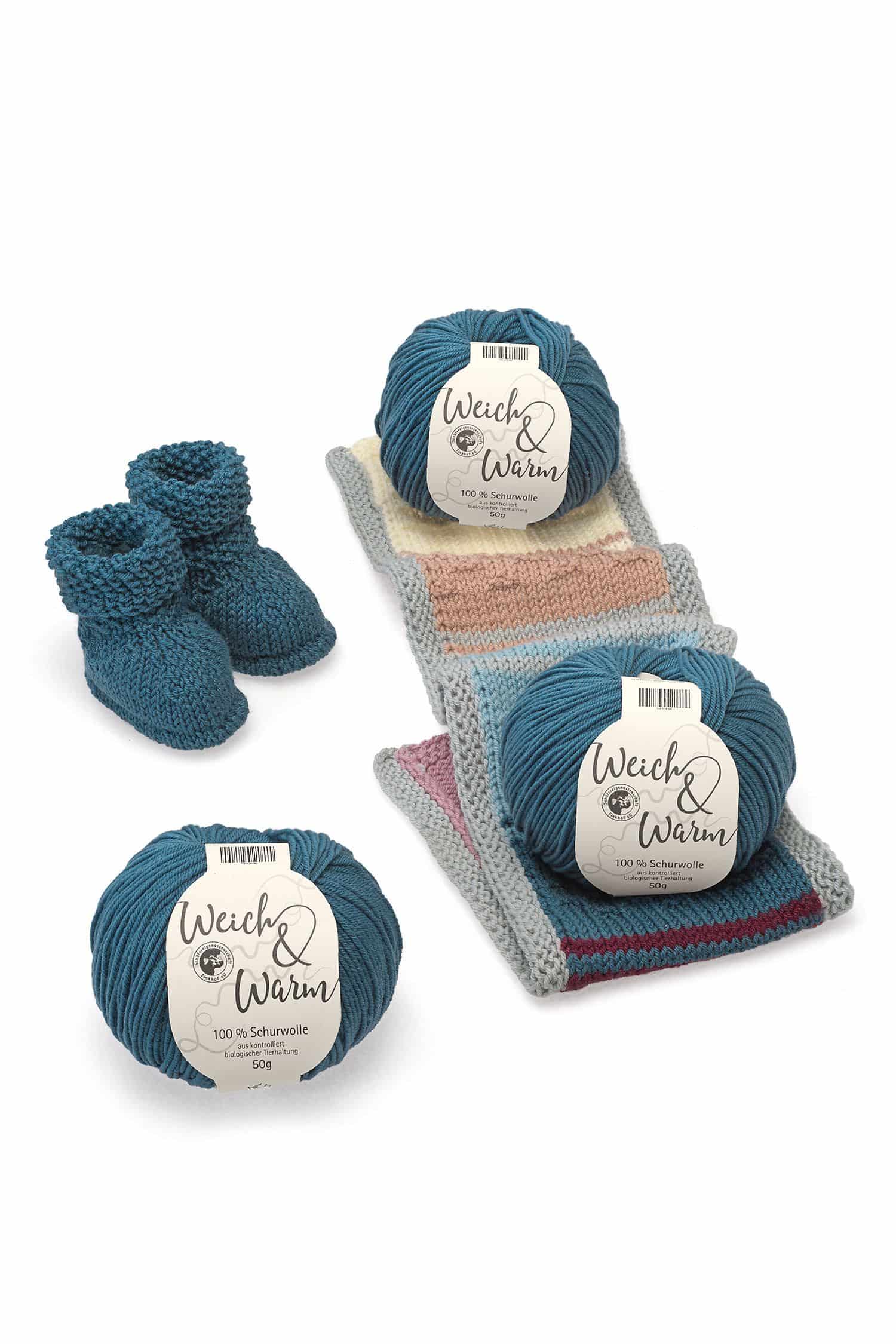 Finkhof Merinowolle Weich&Warm in rauchblau aus bio Wolle (kbT) als Knäule mit Babyschuhen und kleiner Decke