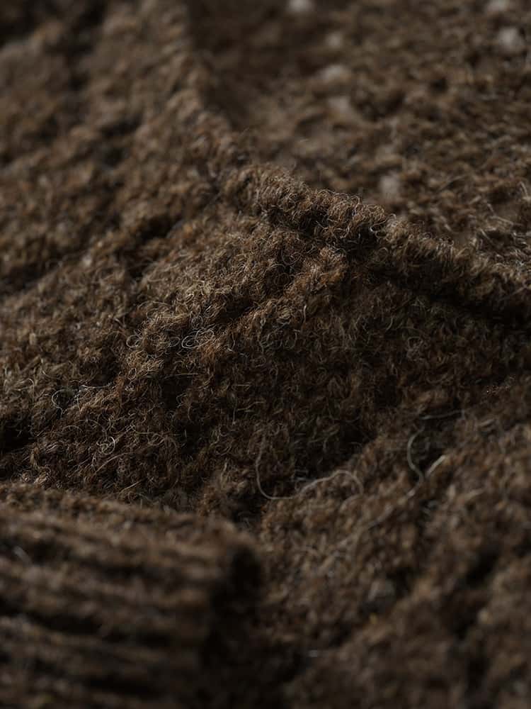 Nahaufnahme der Struktur des braunen ungefärbten Strickpullover mit Ajourmuster aus Bio-Wolle vom Finkhof