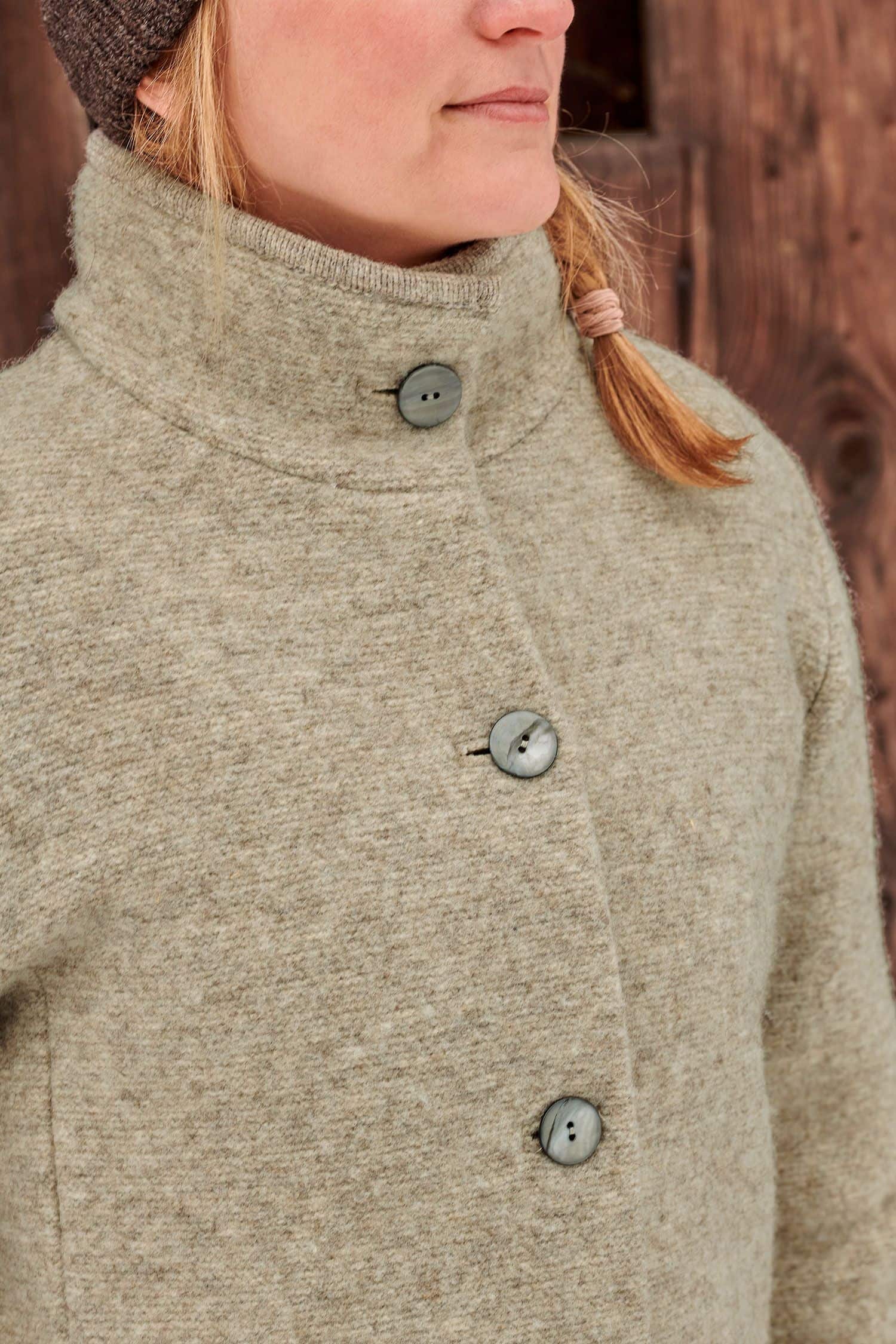 Detailaufnahme der Knöpfe und des Kragen des ungefärbten grauen Finkhof Wollwalkmantel aus bio Wolle (kbT)