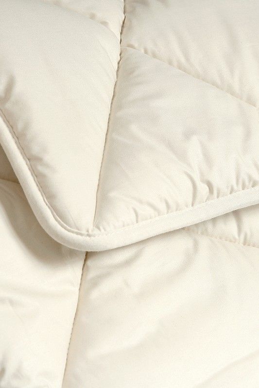 Detailaufnahme von der Ecke einer weißen Finkhof Steppdecke aus bio Wolle (kbT) und bio Baumwolle (kbA)