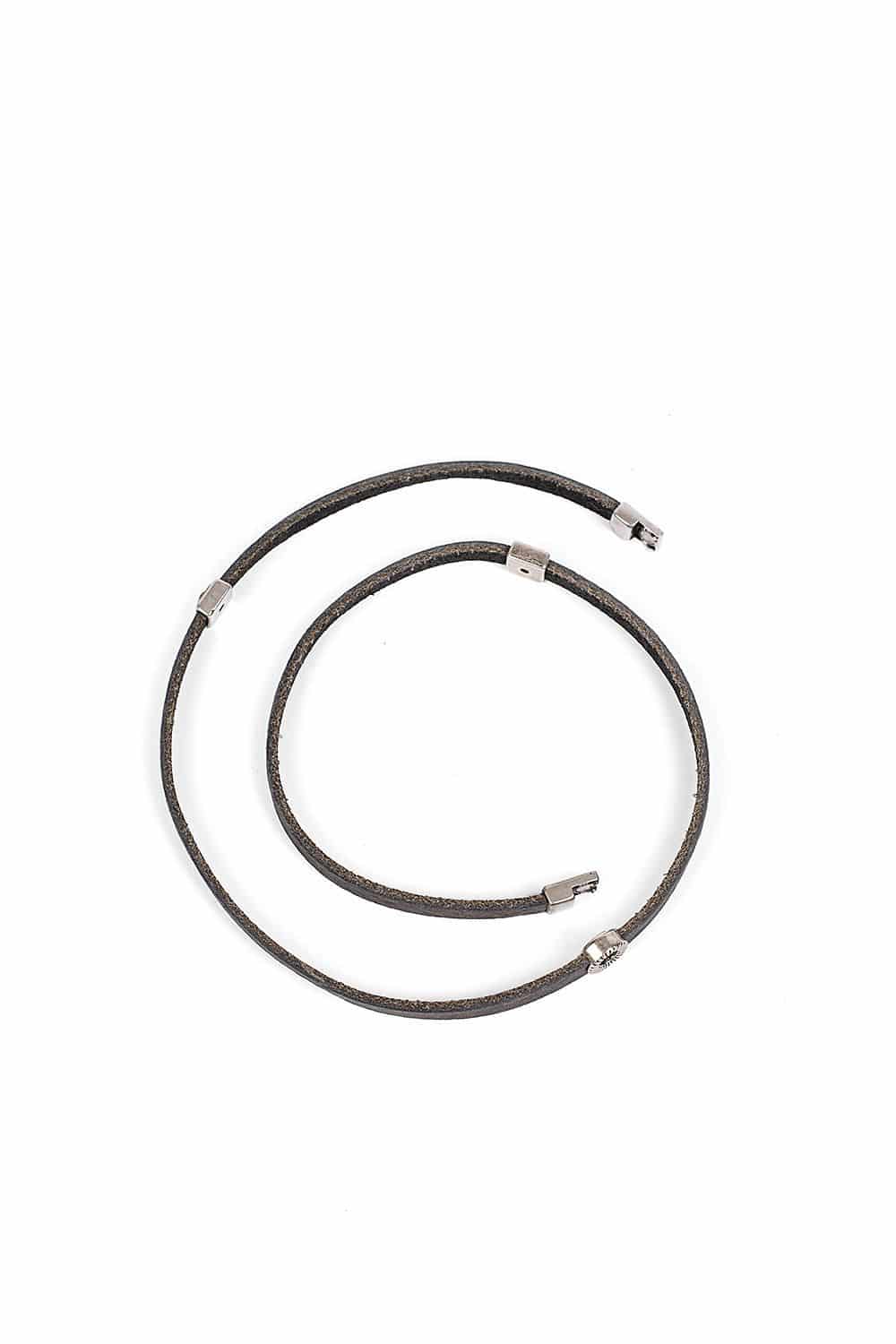 graues Lederarmband mit silbernen Details offen, Freisteller