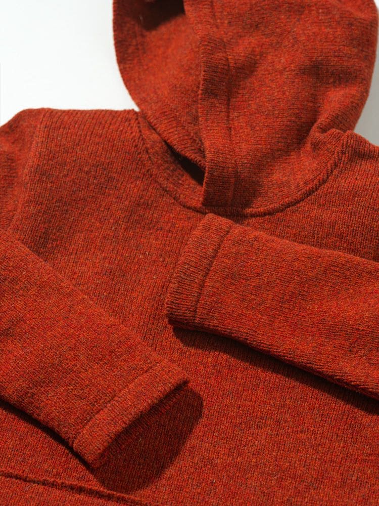 Detailaufnahme der Bündchen des roten Finkhof Kapuzenpullis aus bio Merinowolle (kbT)