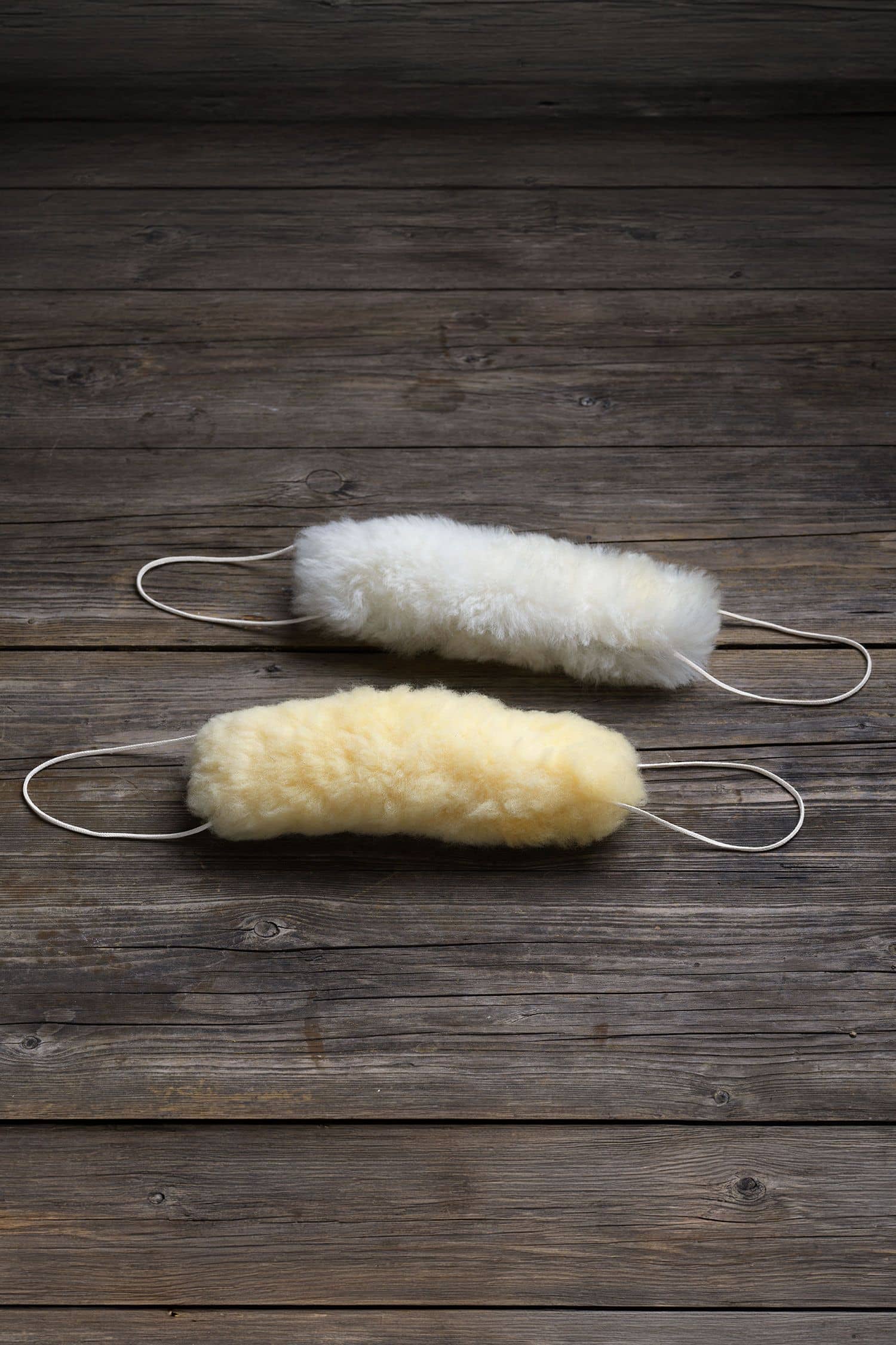 Türstopper für die Tierklinke aus Schaffell vom Finkhof, auf braunem Holzboden