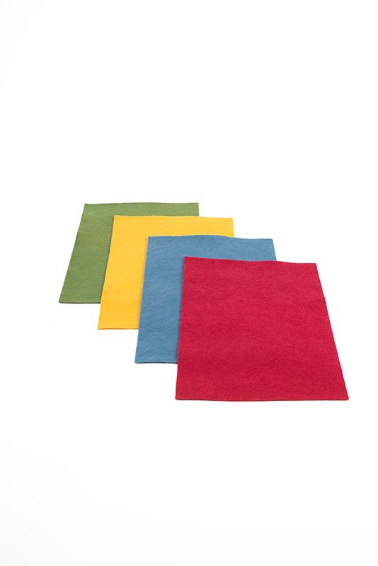 Wollfilz leuchtend quadratische Wollfilzplatten in vier Farben aus bio Wolle (kbT) übereinander gelegt