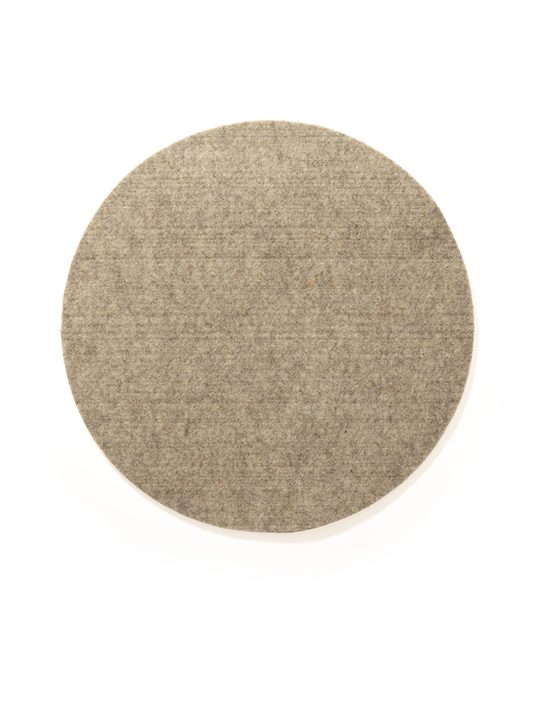 Finkhof-Sitzauflagen aus Nadelfilz rund grau graue runde Finkhof Sitzauflage aus bio Wolle (kbT) auf einem Holzstuhl