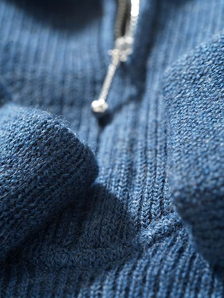 Detailaufnahme des Reißverschluss des blauen Troyer vom Finkhof aus bio Wolle (kbT)