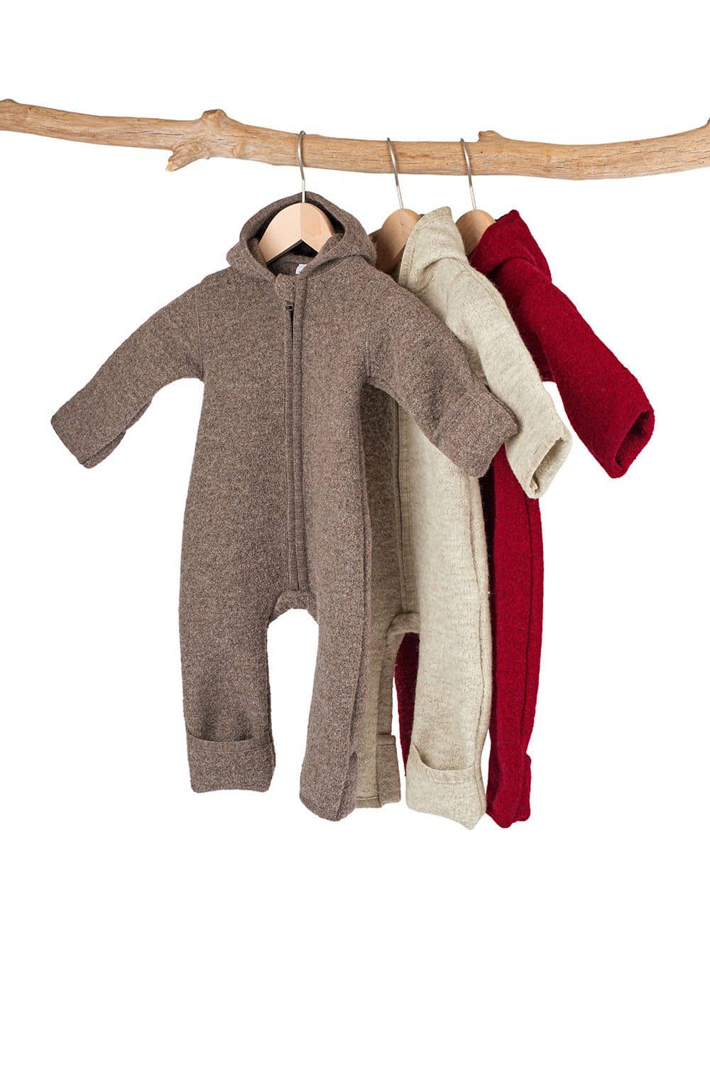 Walkoverall Finkhof Kinder Walkoverall aus bio Wolle (kbT) hängen in naturmeliert, rot und hellbraun mit Bügel auf Ast