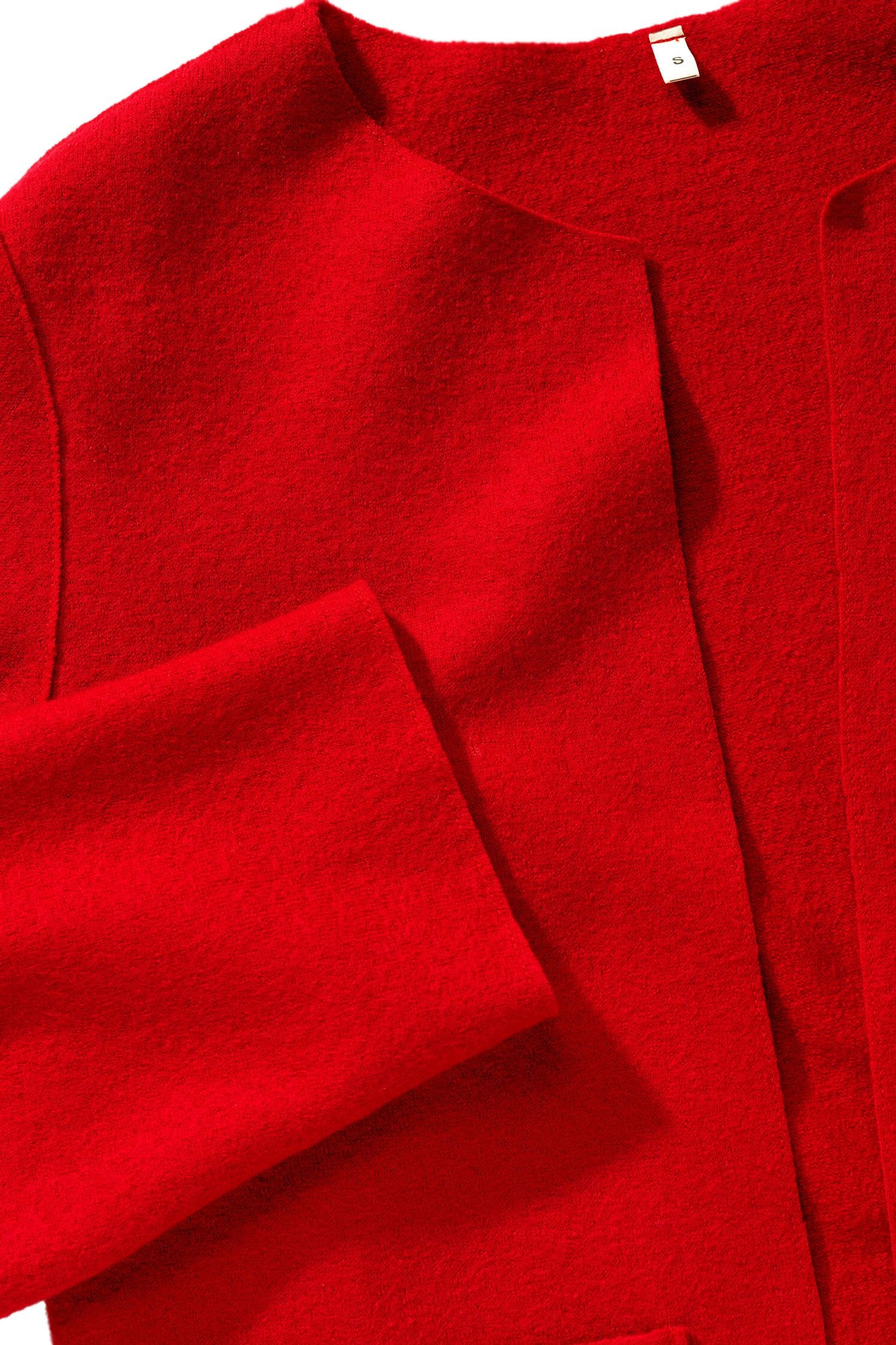 Detailansicht des Kragen und der Ärmel der roten Feinstrick Kurzjacke aus bio Wolle (kbT) vom Finkhof