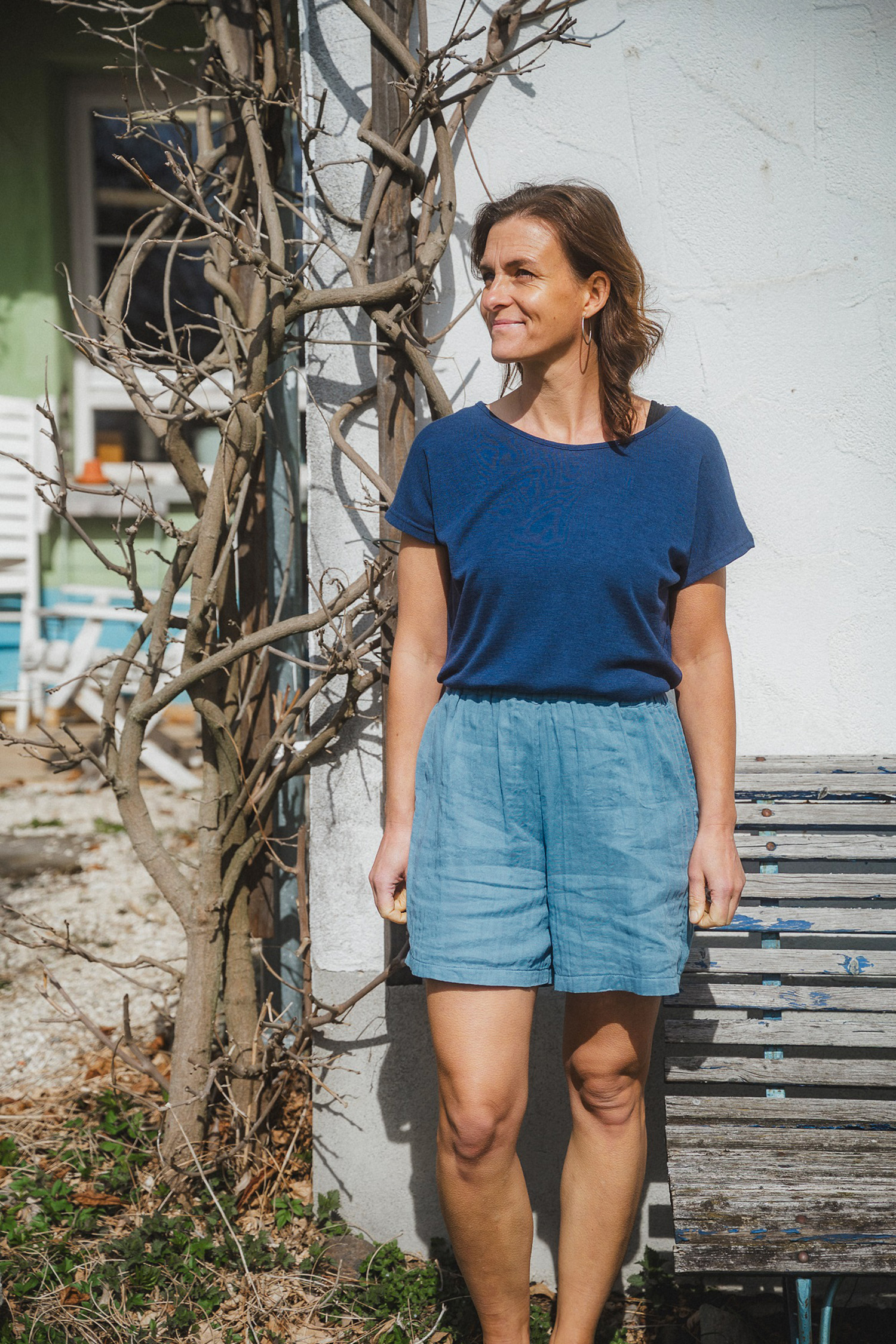Frau trägt blaues Shirt und blaue luftige Shorts aus Bio-Baumwoll-Musselin (kbA) vom Finkhof