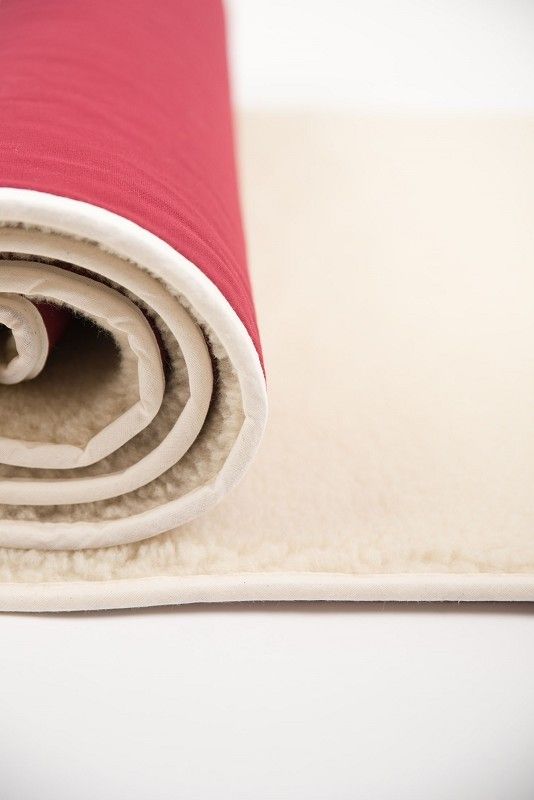 Nahaufnahme von roter aufgerollter Meditationsmatte aus bio Baumwolle (kbA) und Schurwolle