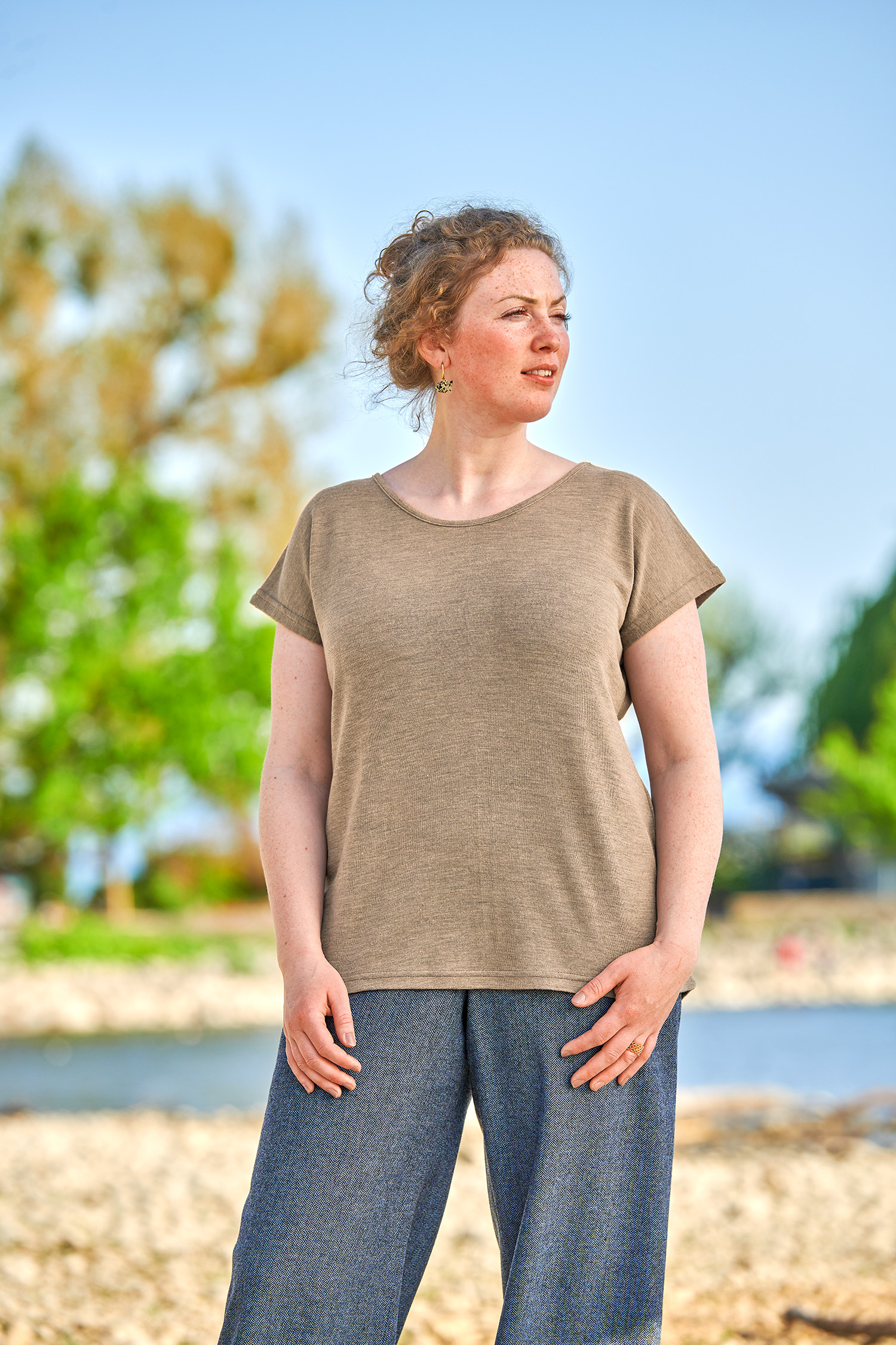 Frau trägt walnussbraunes Oversize Shirt aus Bio-Wolle und Seide