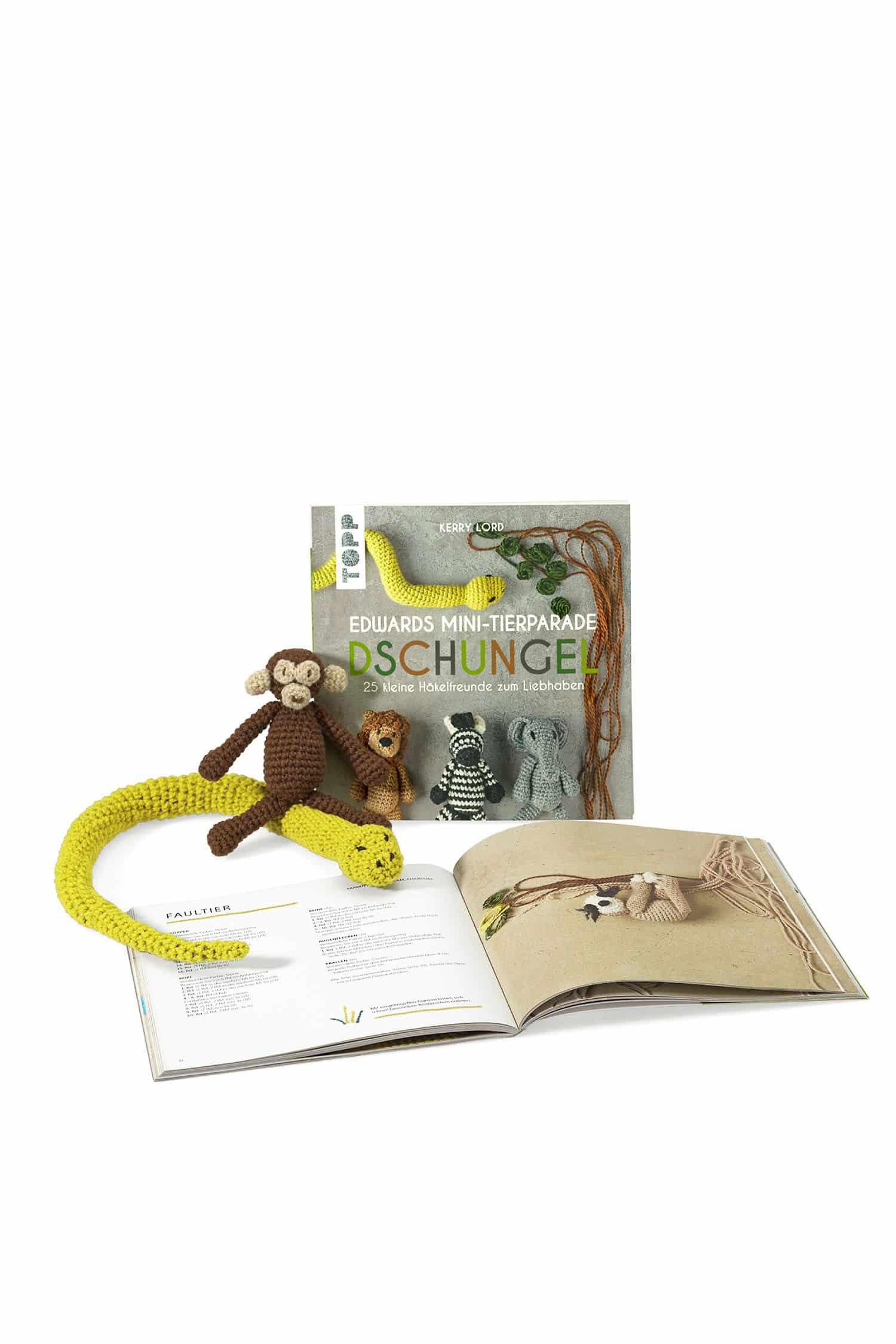 Buch ,,Edwards Mini-Tierparade. Dschungel" auf Bild mit gehäkelten Affen und Schlangen