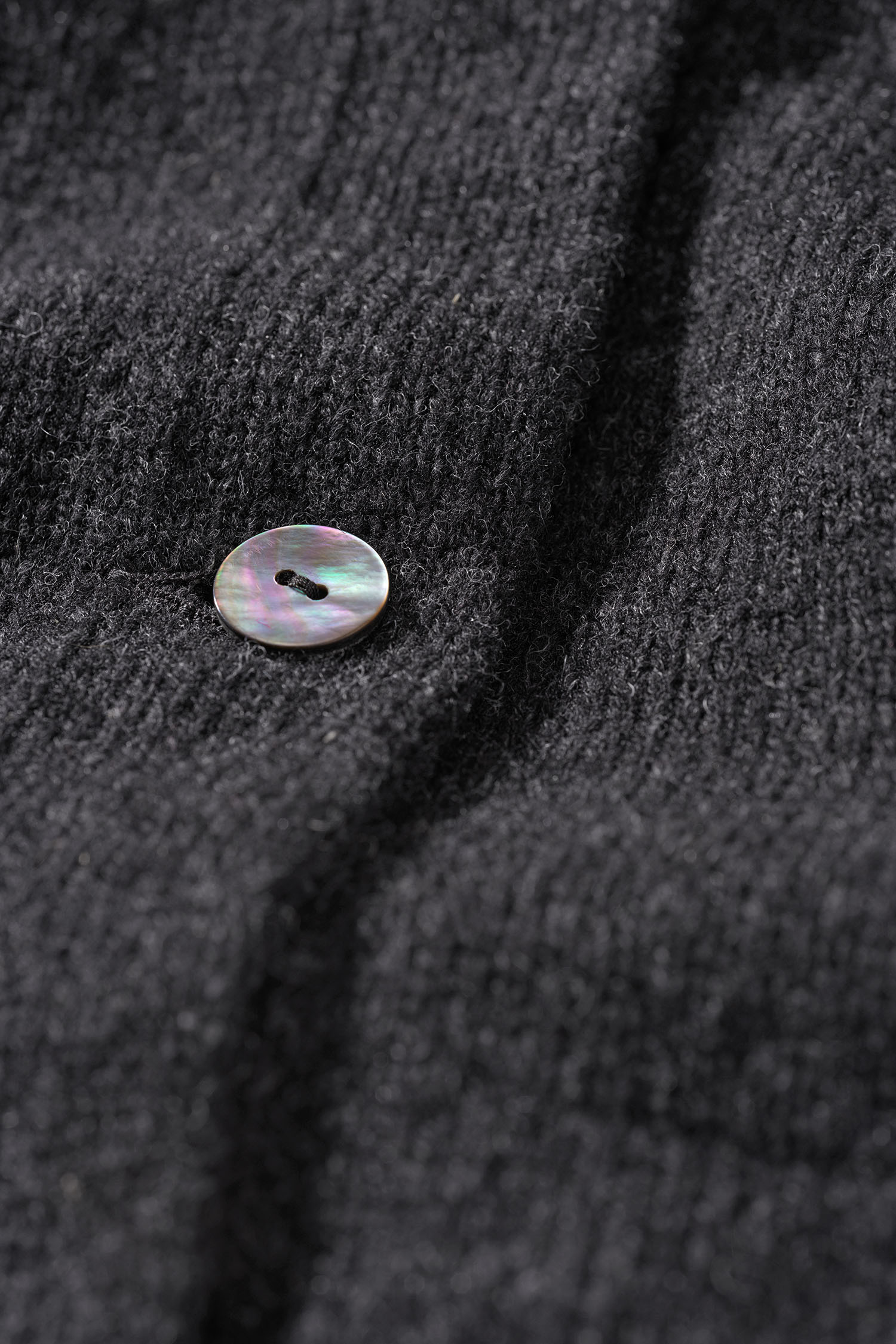 Detailaufnahme der Knöpfe des dunkelgrauen Finkhof Strickmantel aus bio Wolle (kbT)
