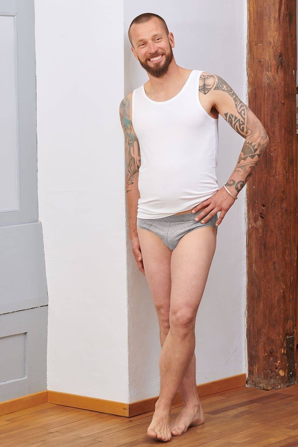 Mann mit weißem Top trägt hellgraumelierter Slip aus bio Baumwolle (kbA) und Elasthan