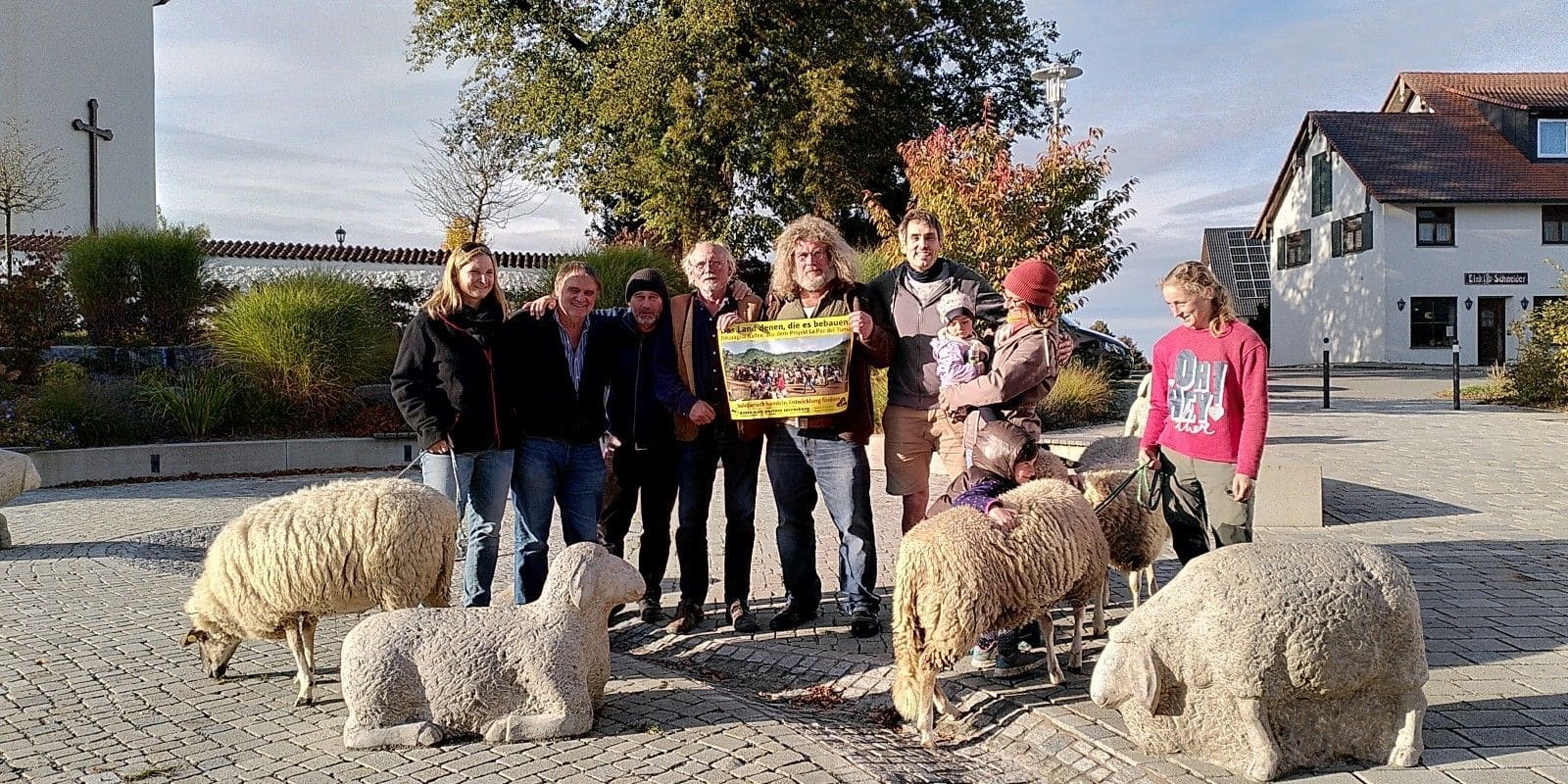 Gruppenbild mit Schafen und Rainer Ziesel