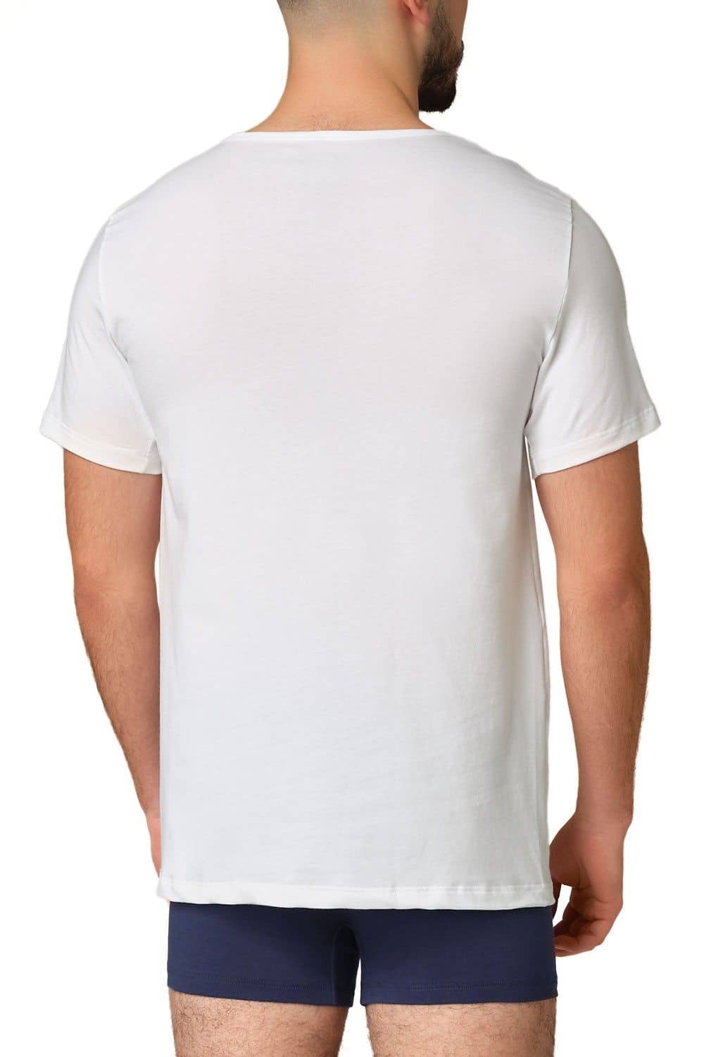 Rückansicht von Model mit Boxershorts und ein weißem Kurzarmshirt aus bio Baumwolle (kbA) und Elasthan mit V Ausschnitt