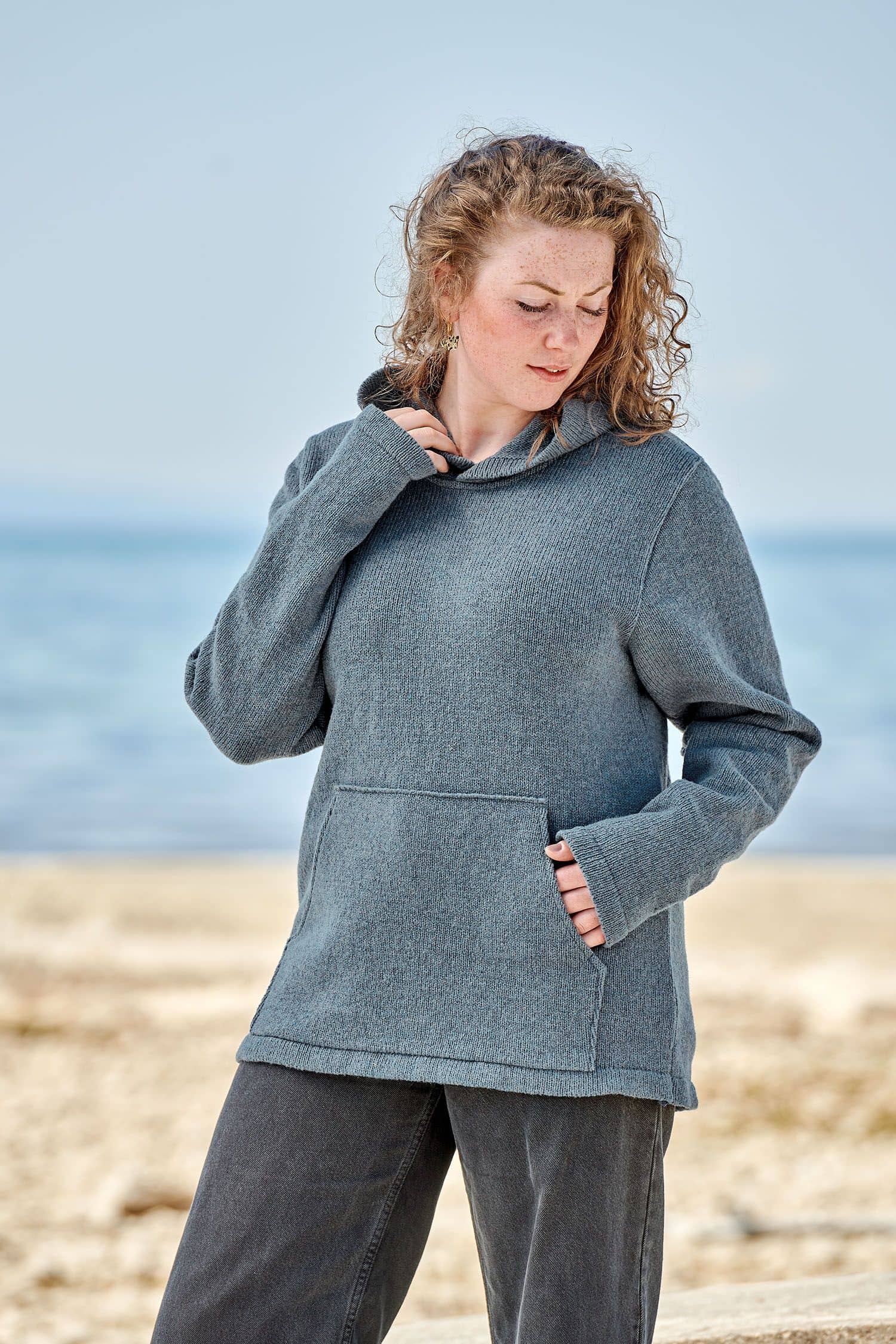 Finkhof-Kapuzenpulli rauchblau Gr. XL Frau trägt rauchblauen Kapuzenpullover aus bio Merinowolle (kbT) vom Finkhof