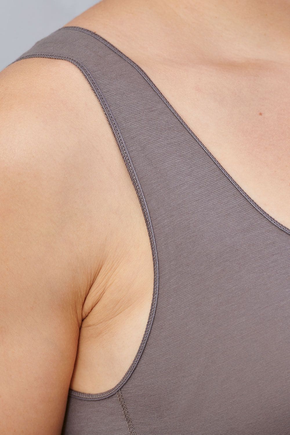 Nahaufnahme der Träger des steinfarbenen Unterhemds aus bio Baumwolle (kbA)