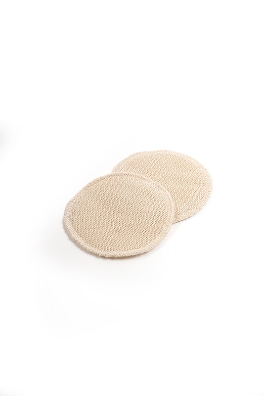 zwei helle Stilleinlagen aus bio Wolle (kbT) liegen leicht übereinander, Freisteller