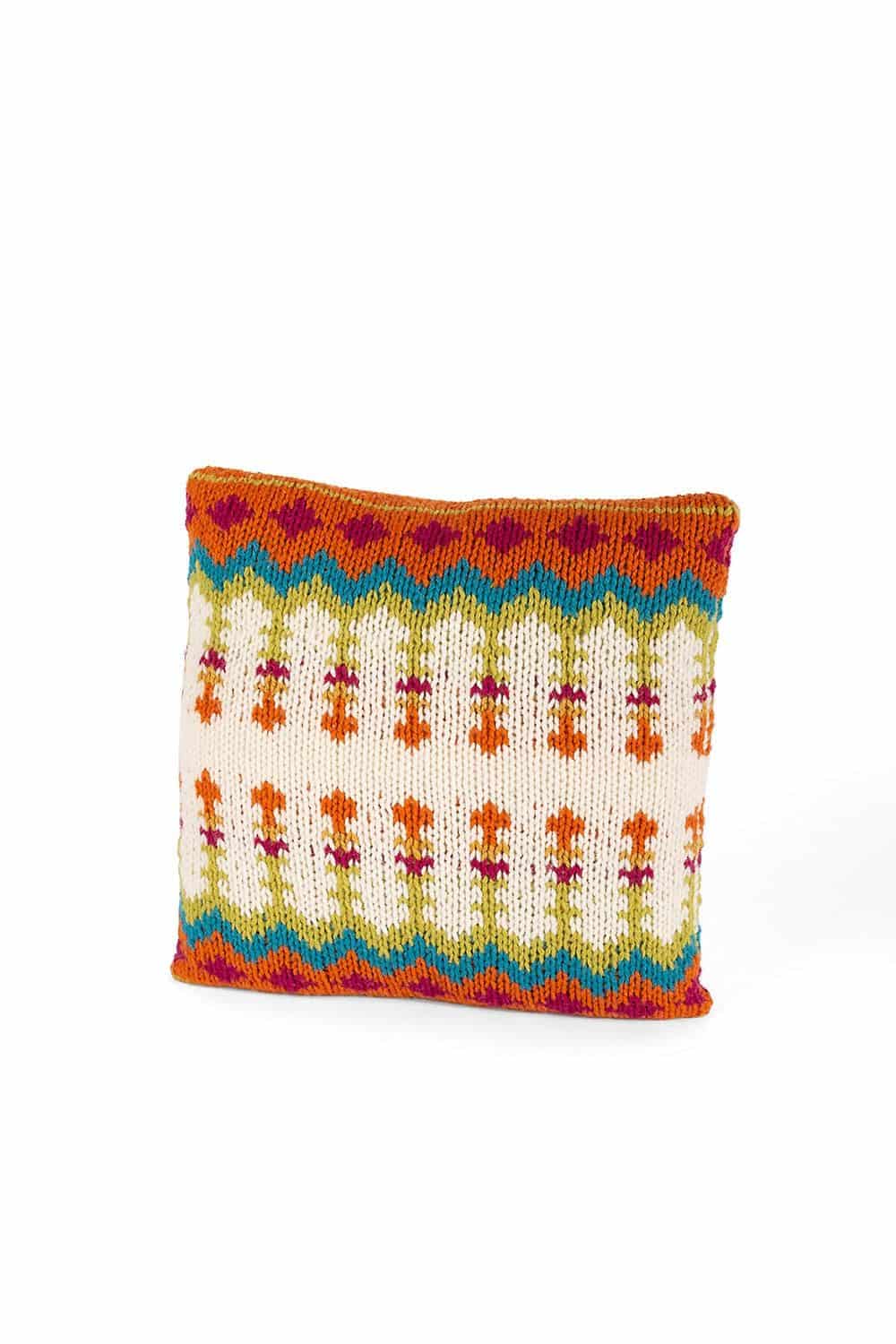 gestrickter Kissenbezug mit buntem Muster als Beispiel für die dicke Finkhof Merinowolle aus bio Wolle (kbT), Freisteller