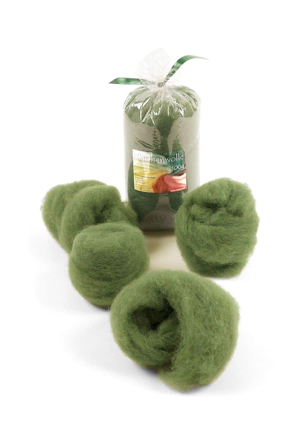 grüne Märchenwolle aus Bio-Schurwolle vom Merinolandschaf – 100g zum Filzen, lose und verpackt, Finkhof, weißer Untergrund