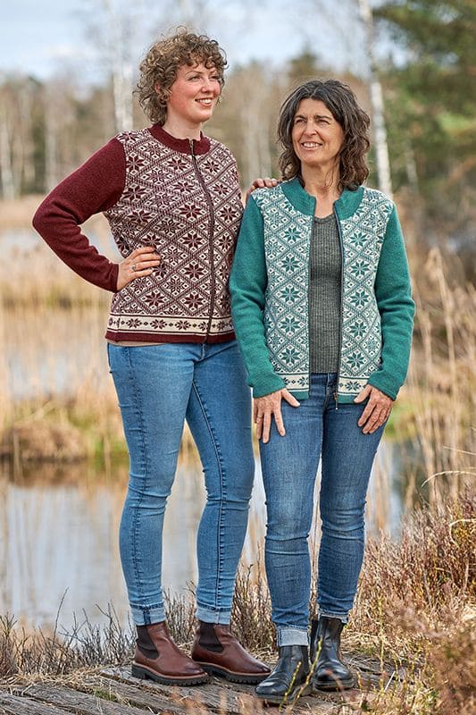 Jacke Svea Frauen auf Steg tragen Jeans und burgunderfarbene und türkise Jacken mit winterlichem Muster aus bio Wolle (kbT)