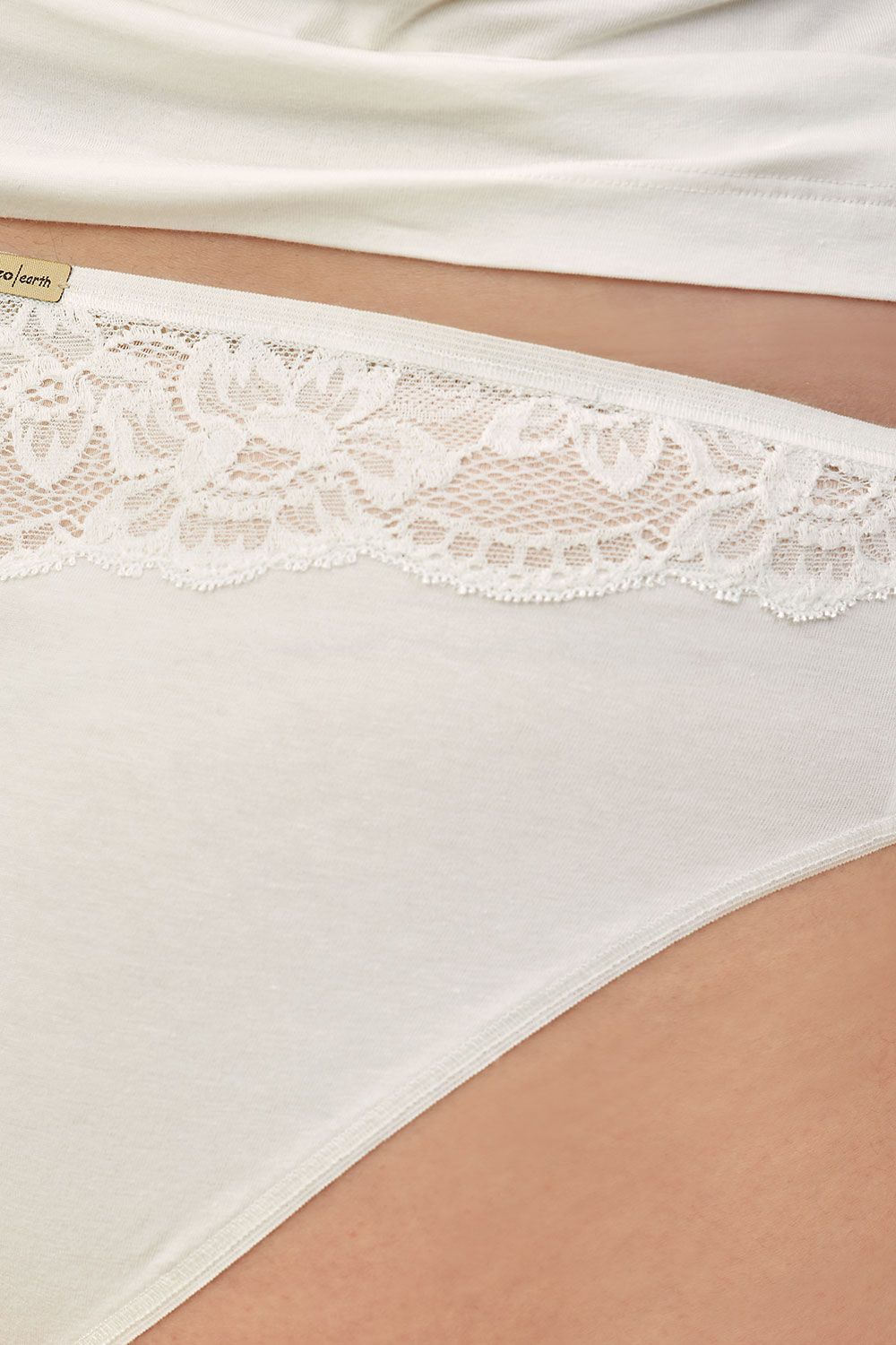 Nahaufnahme von Spitze des naturweißen Spitzenslips aus bio Baumwolle (kbA) und Elasthan