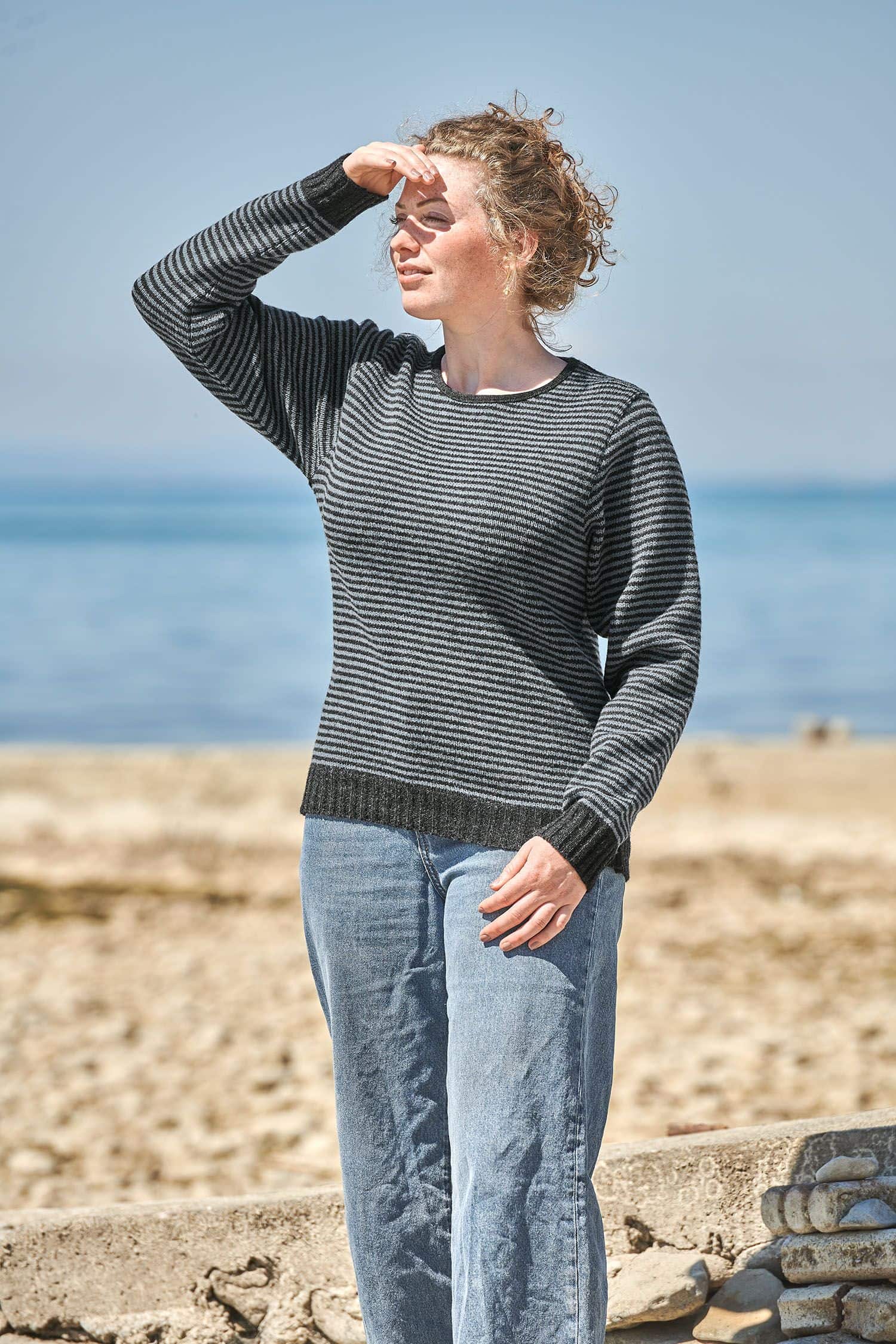 Frau trägt rauchblauen Streifenpulli vom Finkhof aus bio Merinowolle (kbT)