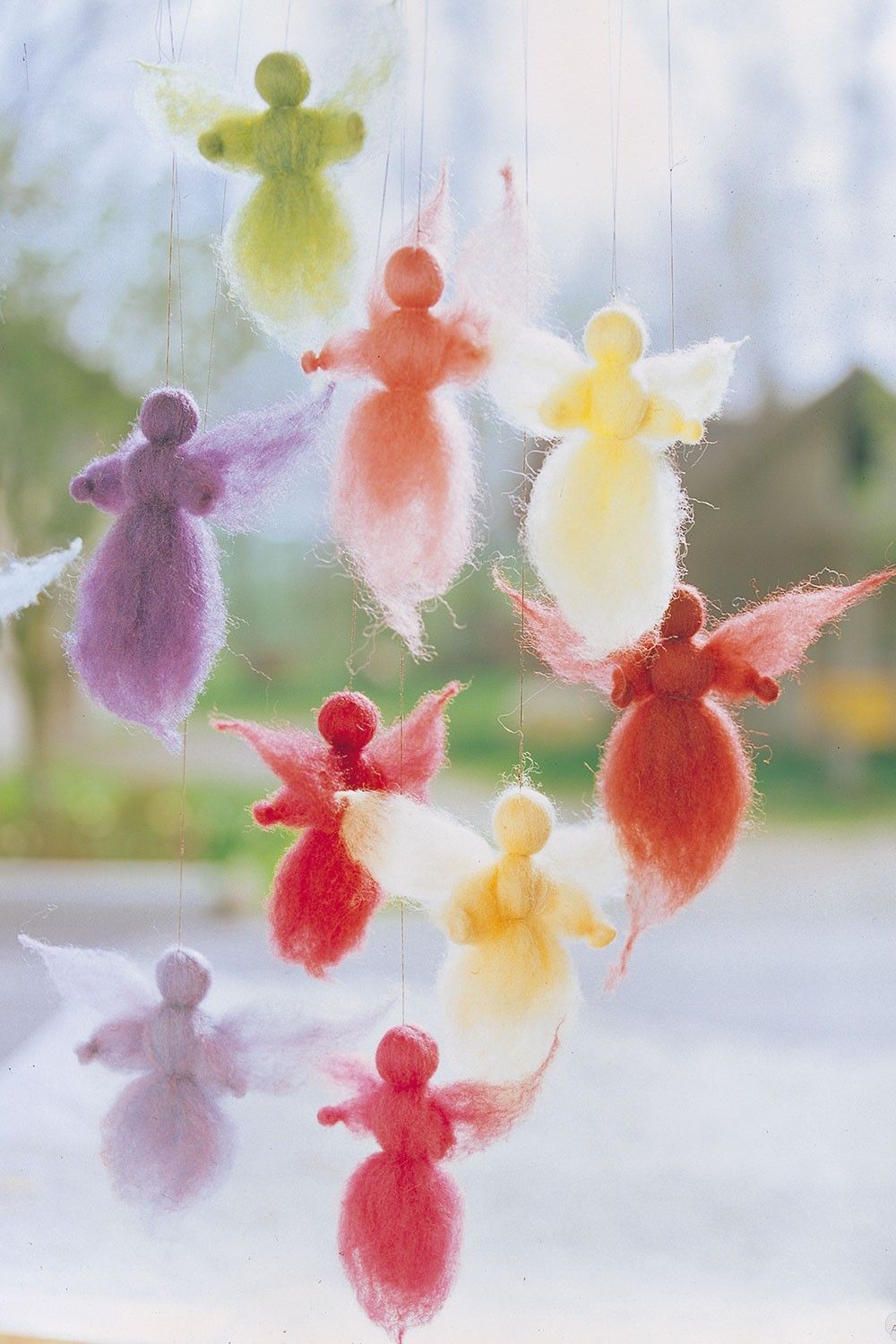 Feenmobile als Projektbeispiel für rot lila Finkhof Märchenwolle aus bio Wolle (kbT)