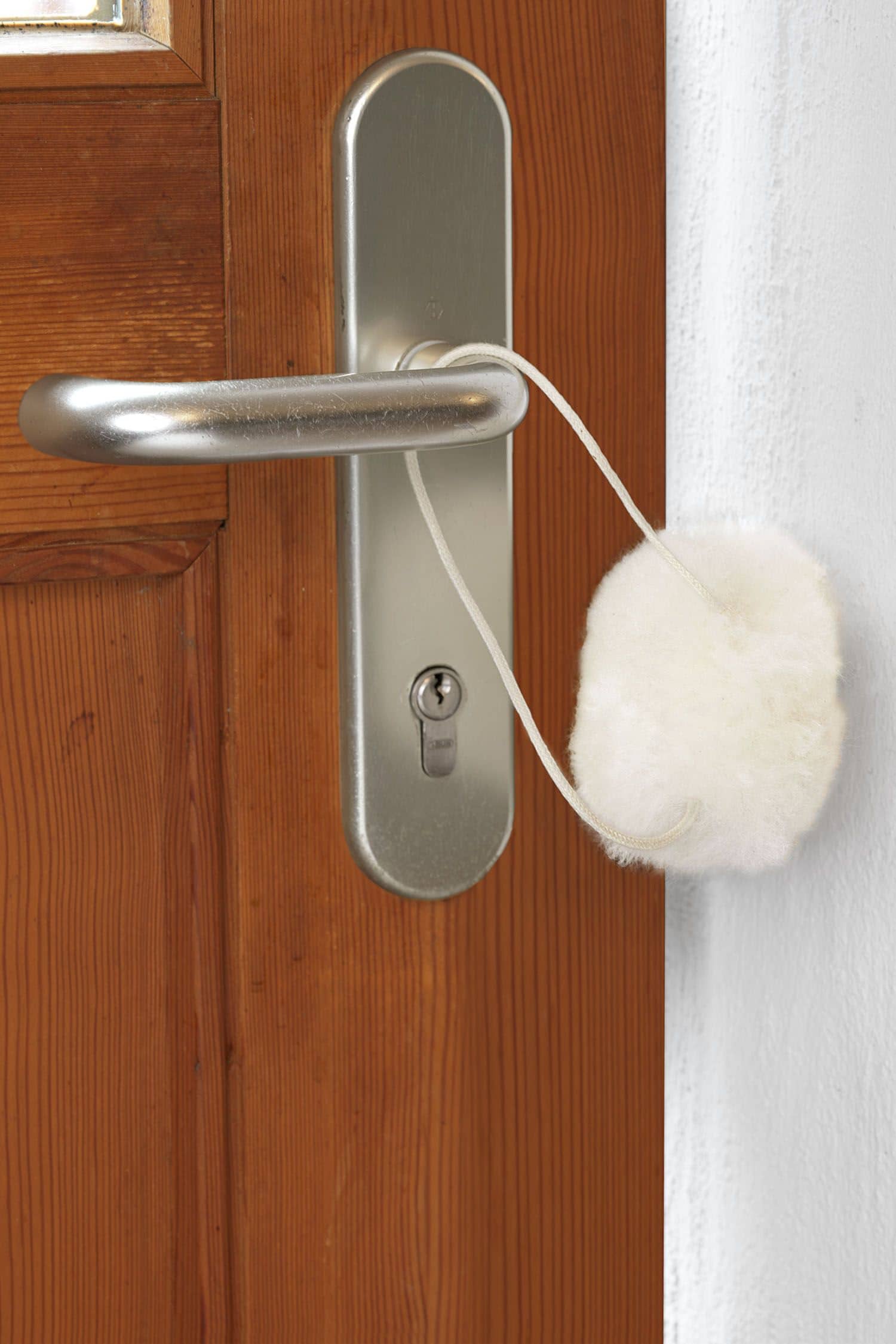 weißer Türstopper für die Türklinke aus pflanzlich gegerbtem Schaffell vom Finkhof