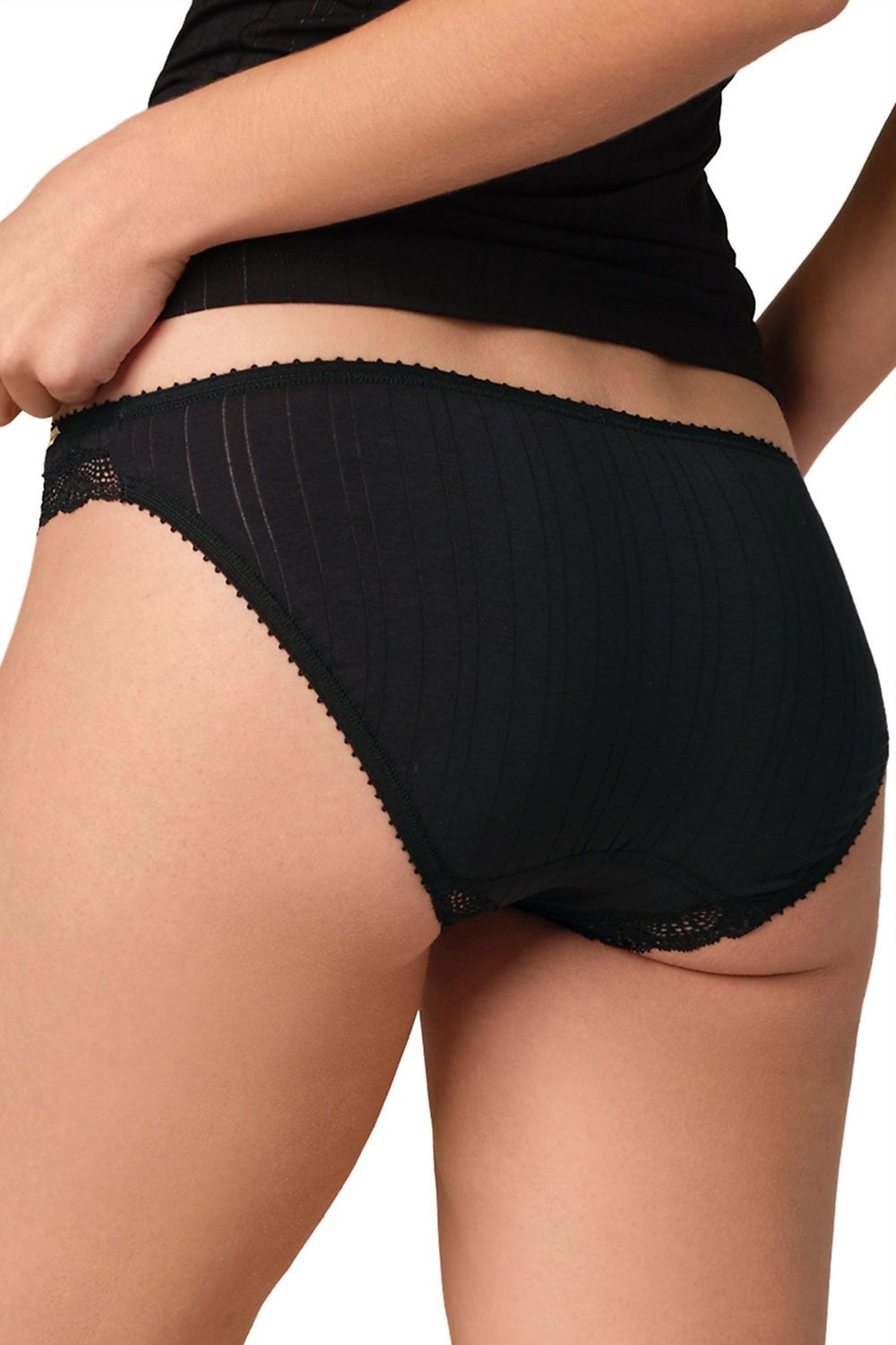 Nahaufnahme eines schwarzen Spitzentops und schwarzen Spitzenslips aus bio Baumwolle (kbA) mit Elasthan von hinten
