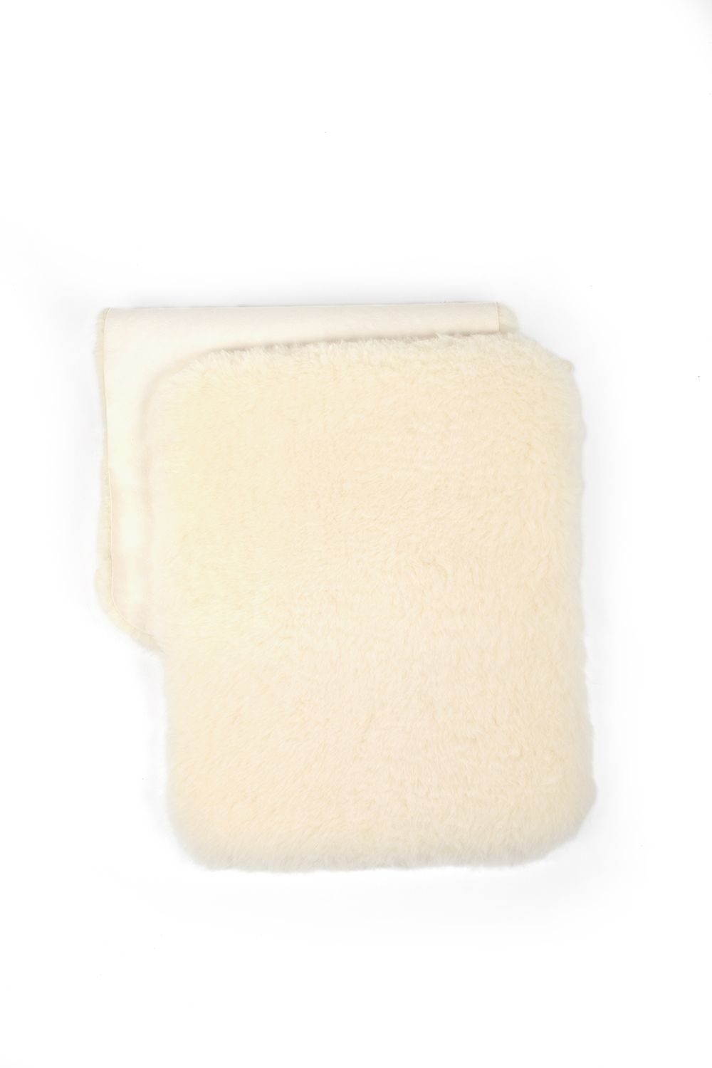 große weiße Fellauflage vom Finkhof ohne Bezug, auf weißem Untergrund