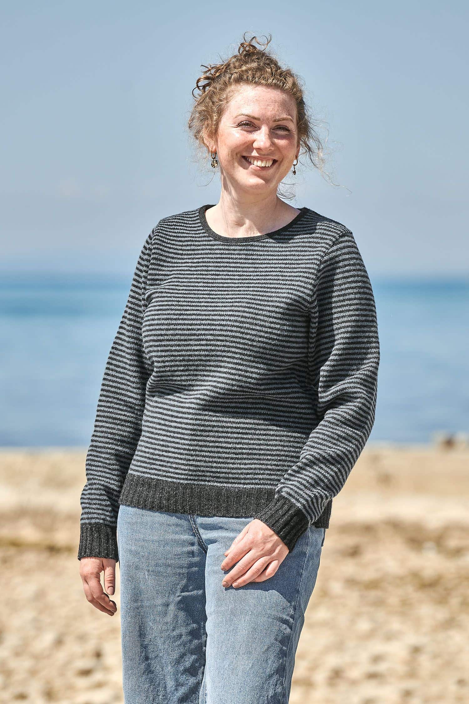 Frau trägt rauchblauen Streifenpulli aus bio Wolle (kbT) vom Finkhof