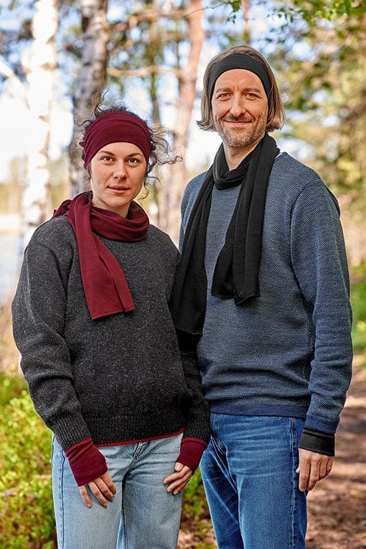 Wolle-Seide-Schal ein Mann und eine Frau tragen Schals aus bio Wolle (kbT) und Seide in bordeaux und schwarz mit passenden Stirnbändern