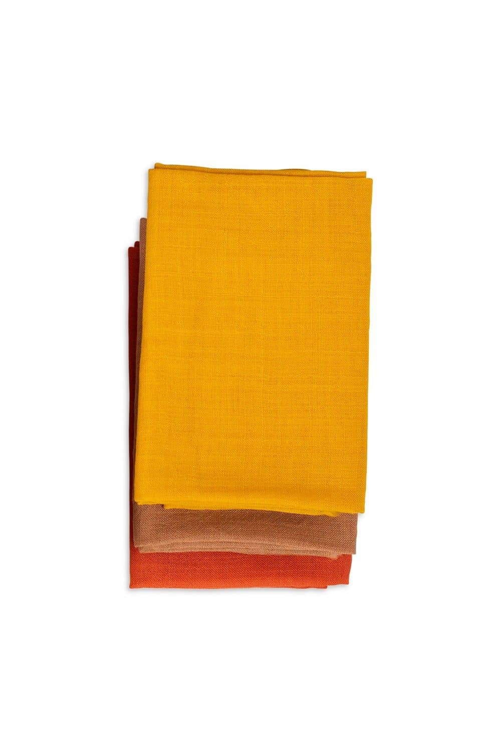 gefaltete pflanzengefärbte Spieltücher aus bio Wolle in orange, braun und gelb