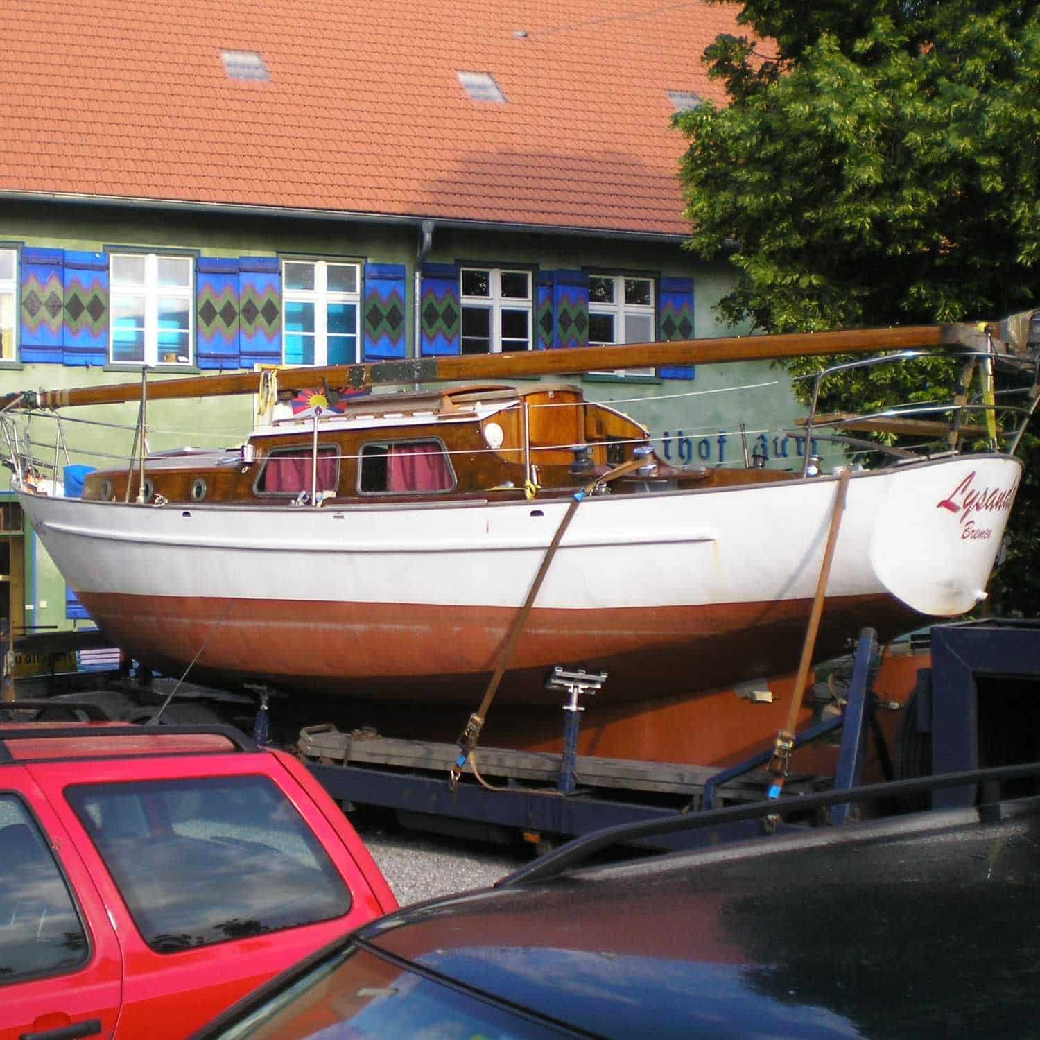 Bott ,,Lysande" vor grünem Finkhof Gebäude
